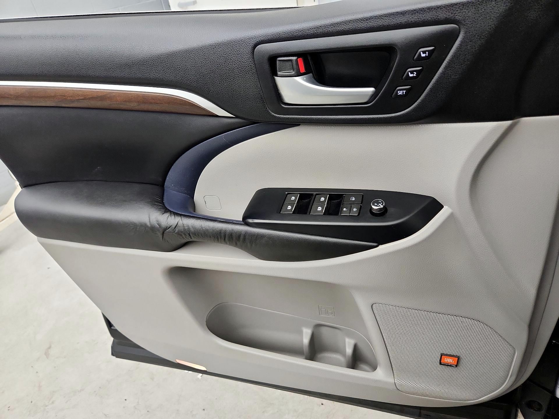 Thumbnail: 2016 Toyota Highlander - 12