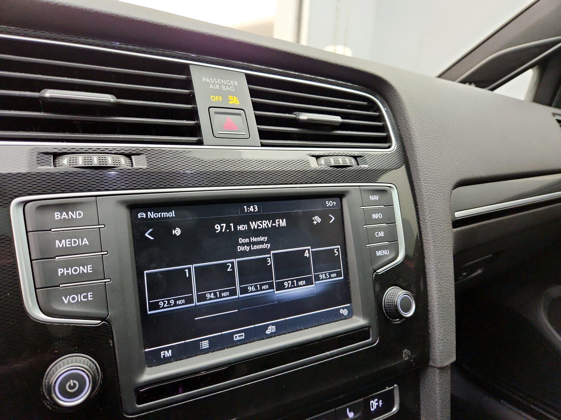 Thumbnail: 2016 Volkswagen Golf - 15