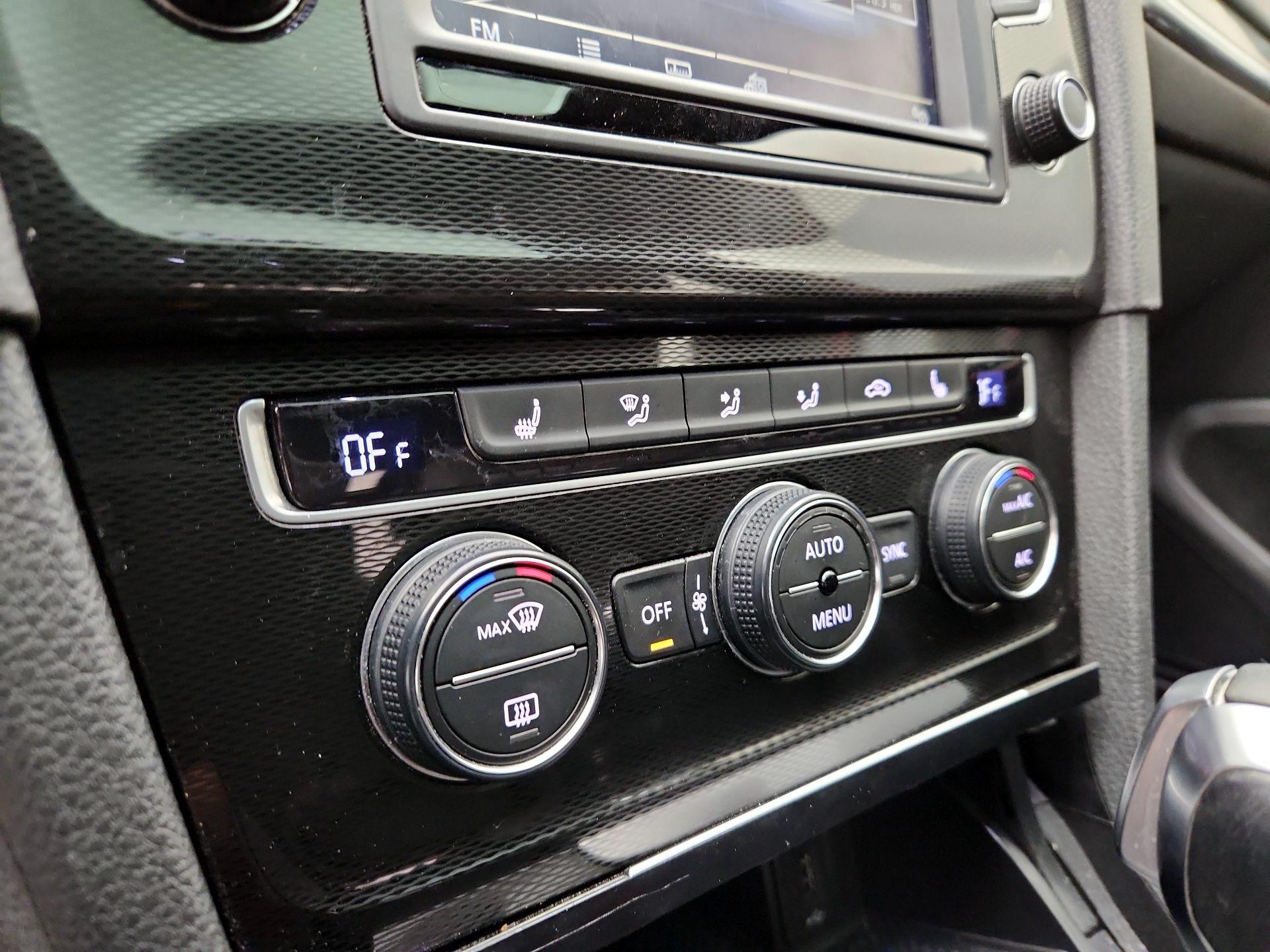 Thumbnail: 2016 Volkswagen Golf - 16