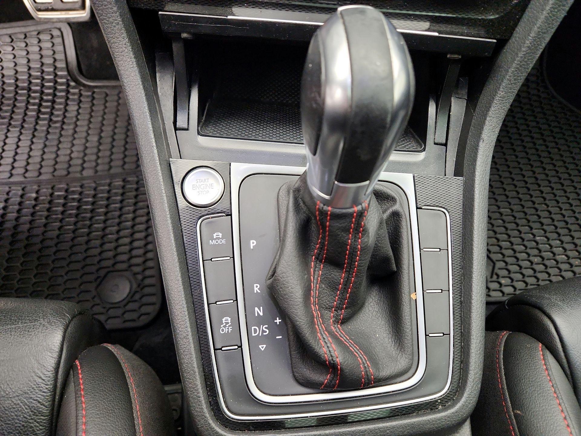 Thumbnail: 2016 Volkswagen Golf - 17