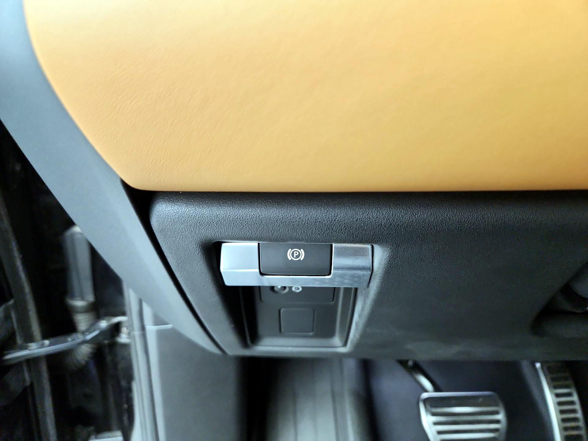 Thumbnail: 2020 Land Rover Defender - 13