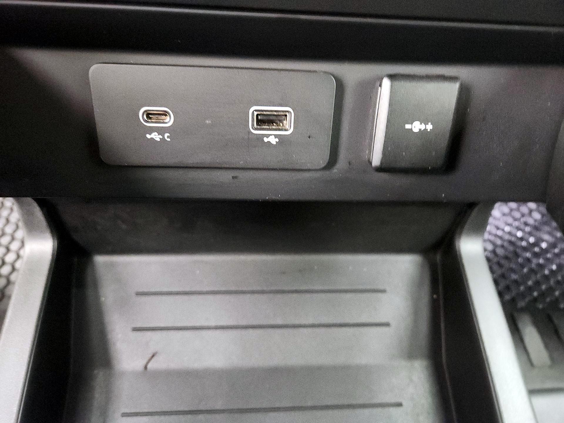 Thumbnail: 2020 Land Rover Defender - 19