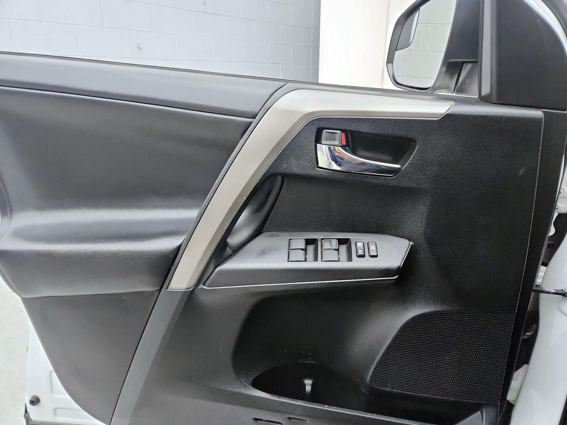 Thumbnail: 2018 Toyota RAV4 - 12