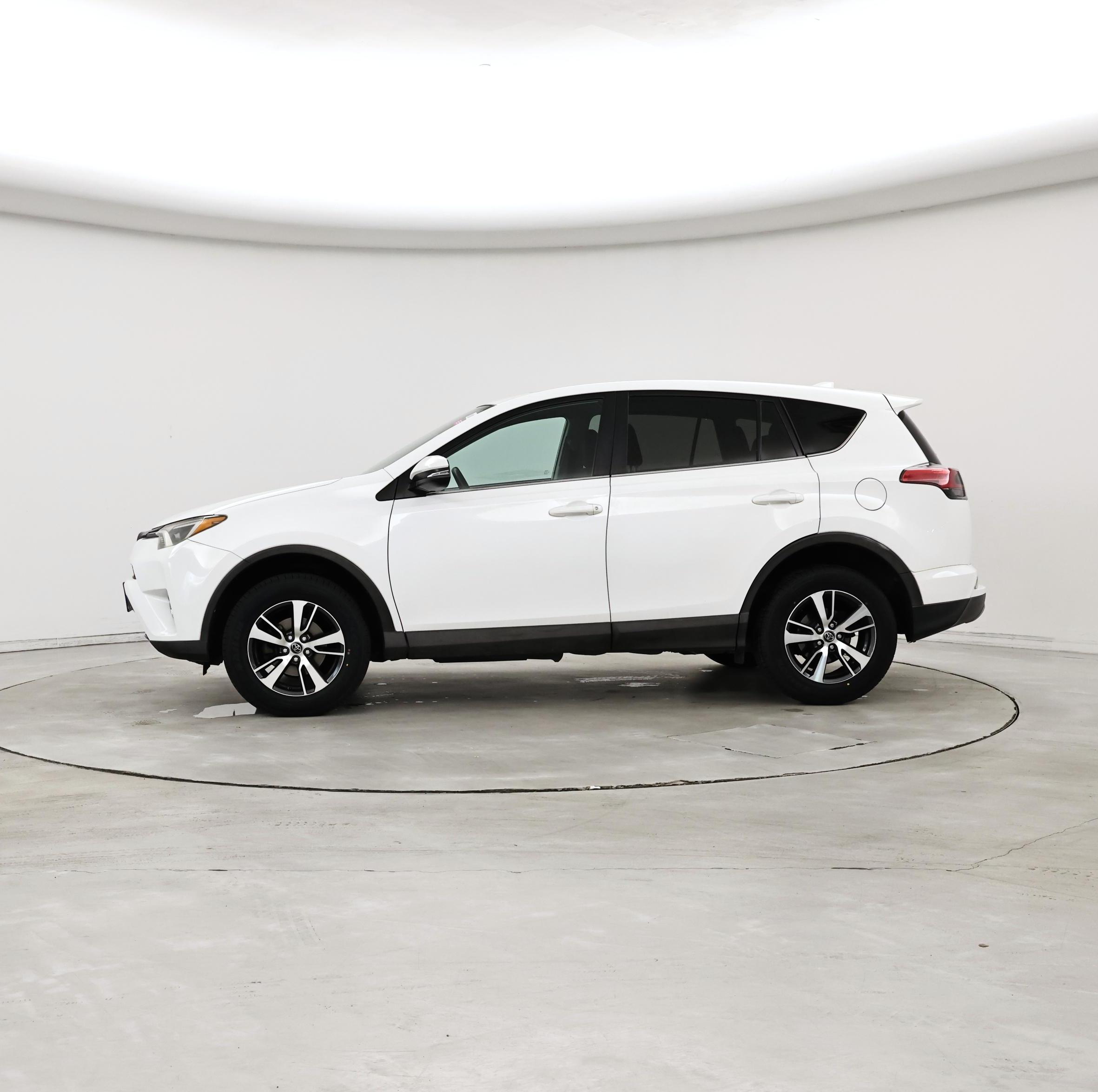 Thumbnail: 2018 Toyota RAV4 - 3