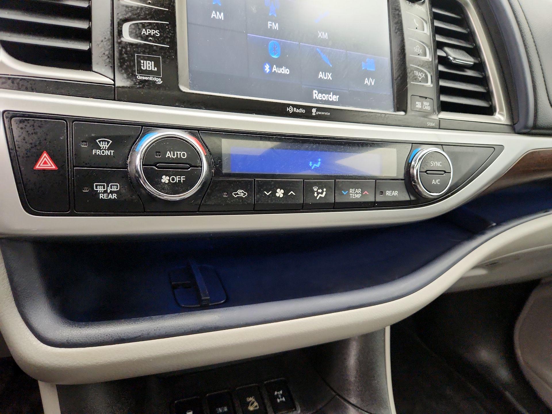 Thumbnail: 2014 Toyota Highlander - 16