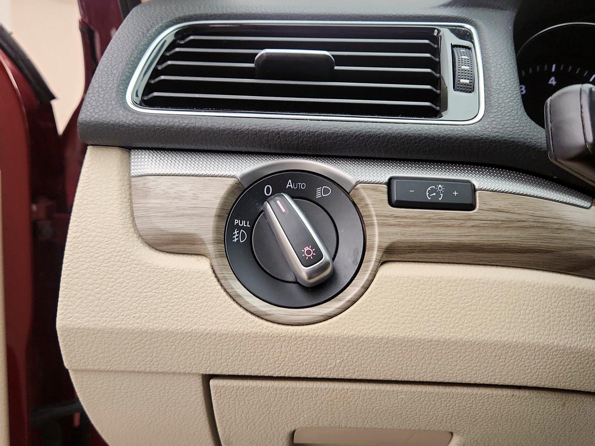 Thumbnail: 2016 Volkswagen Passat - 13