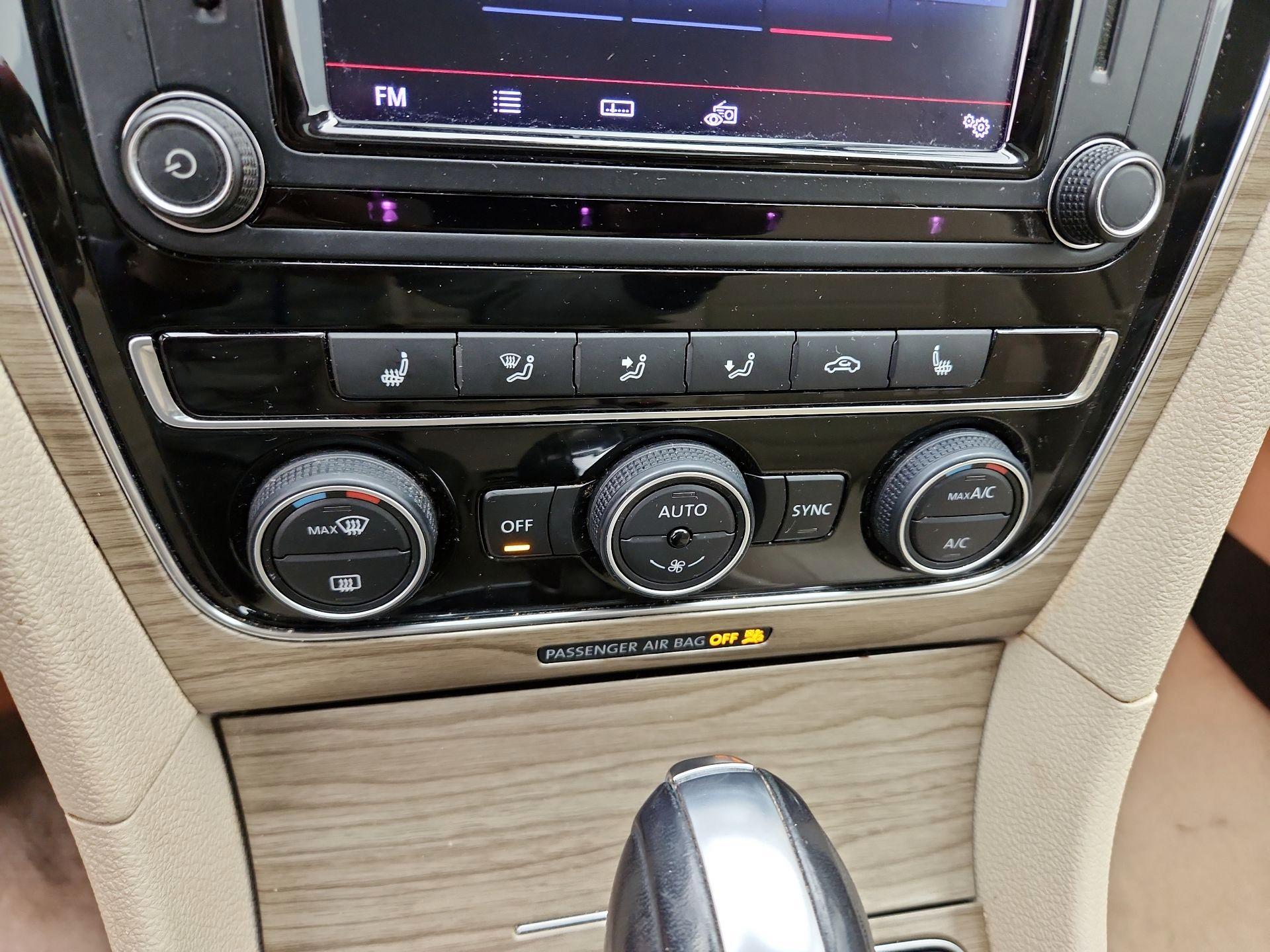 Thumbnail: 2016 Volkswagen Passat - 16