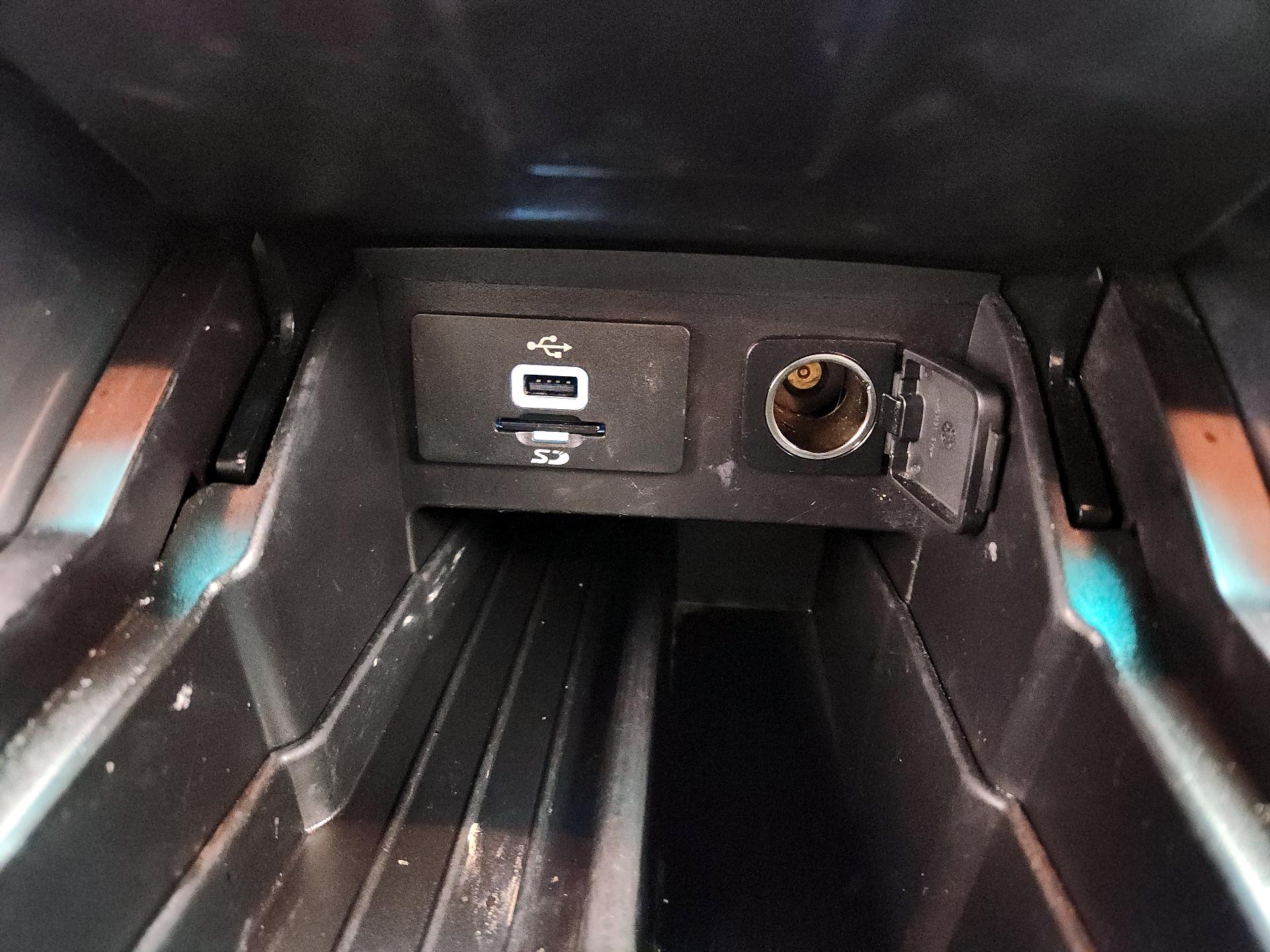 Thumbnail: 2016 Ford Explorer - 18