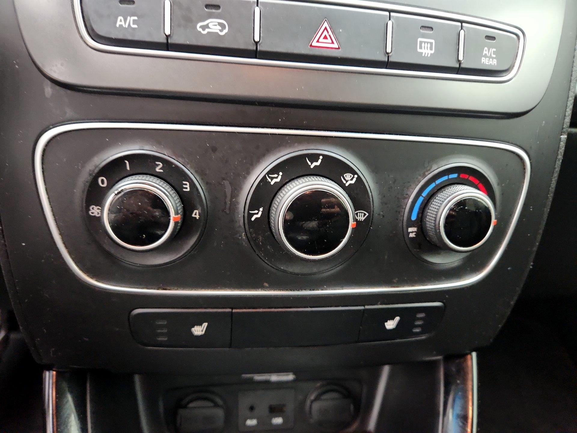 Thumbnail: 2015 Kia Sorento - 16