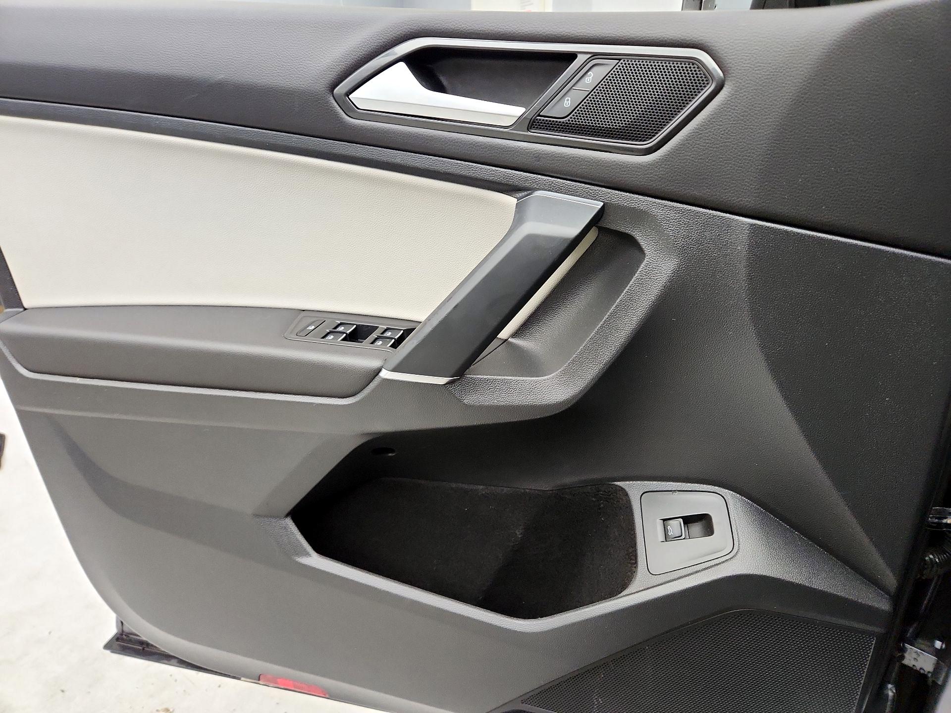 Thumbnail: 2018 Volkswagen Tiguan - 12