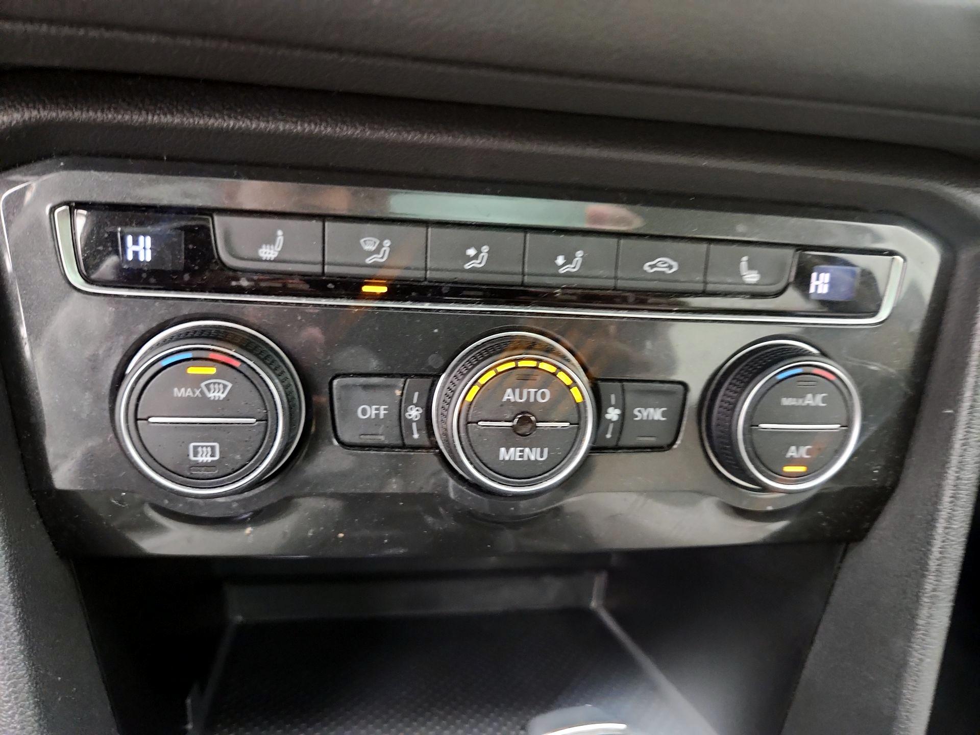 Thumbnail: 2018 Volkswagen Tiguan - 16