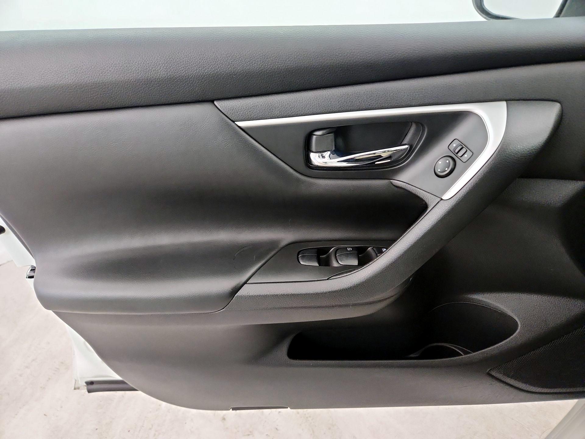 Thumbnail: 2017 Nissan Altima - 12