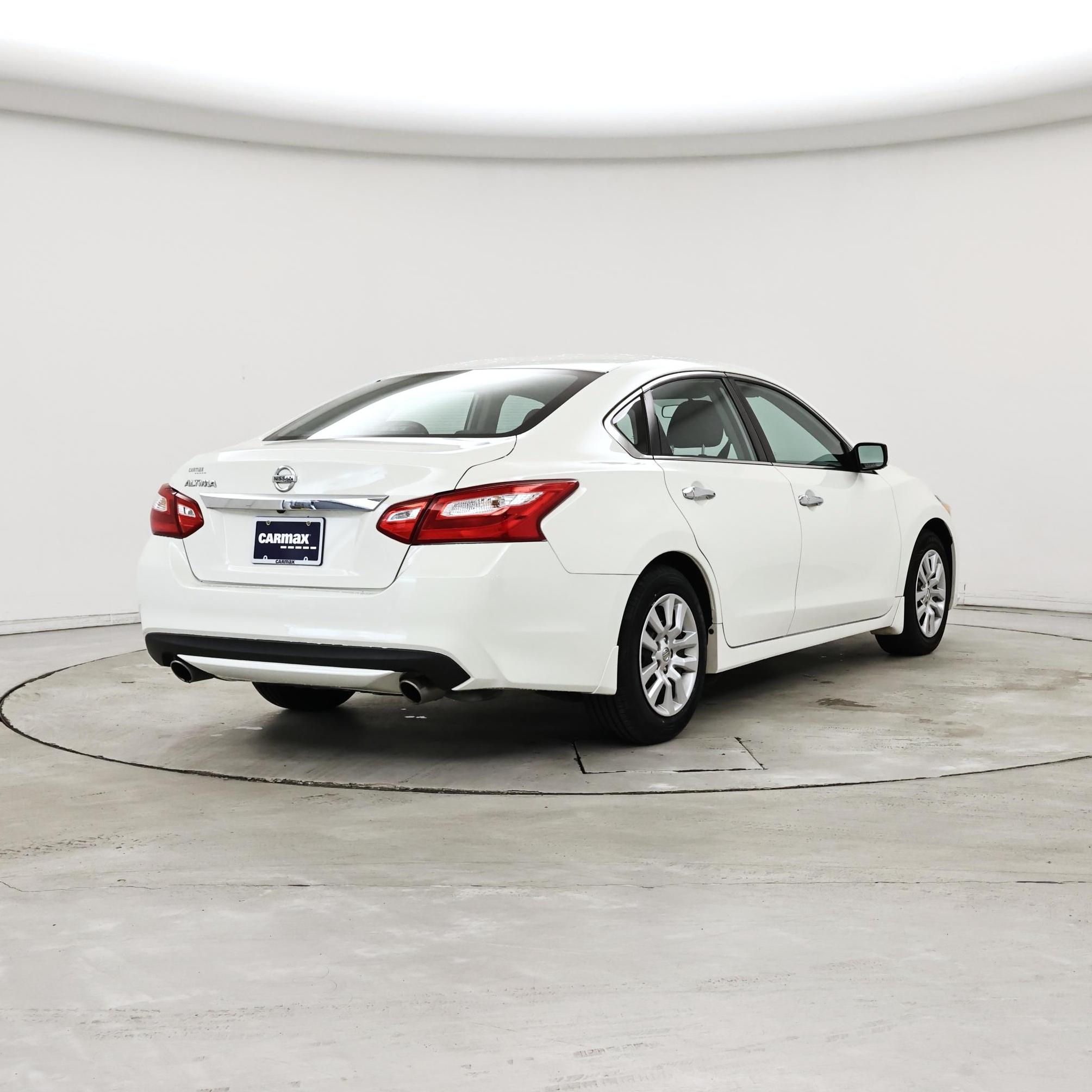 Thumbnail: 2017 Nissan Altima - 8