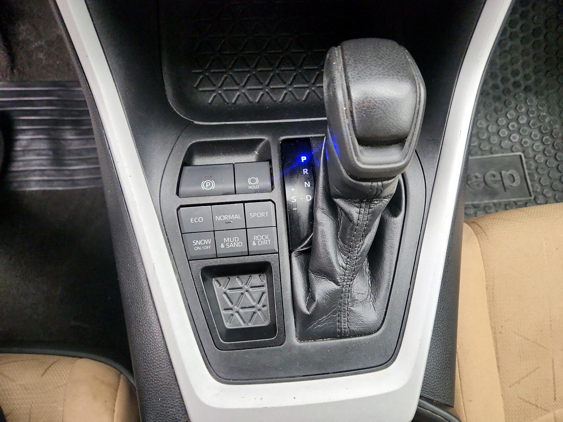 Thumbnail: 2021 Toyota RAV4 - 17