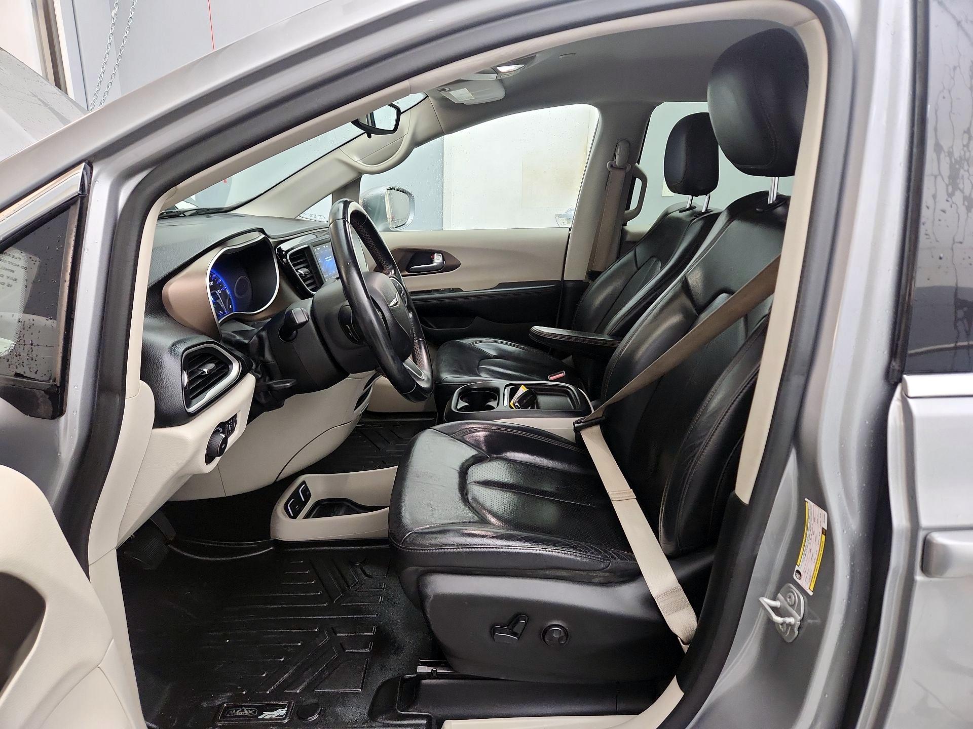 Thumbnail: 2018 Chrysler Pacifica - 11