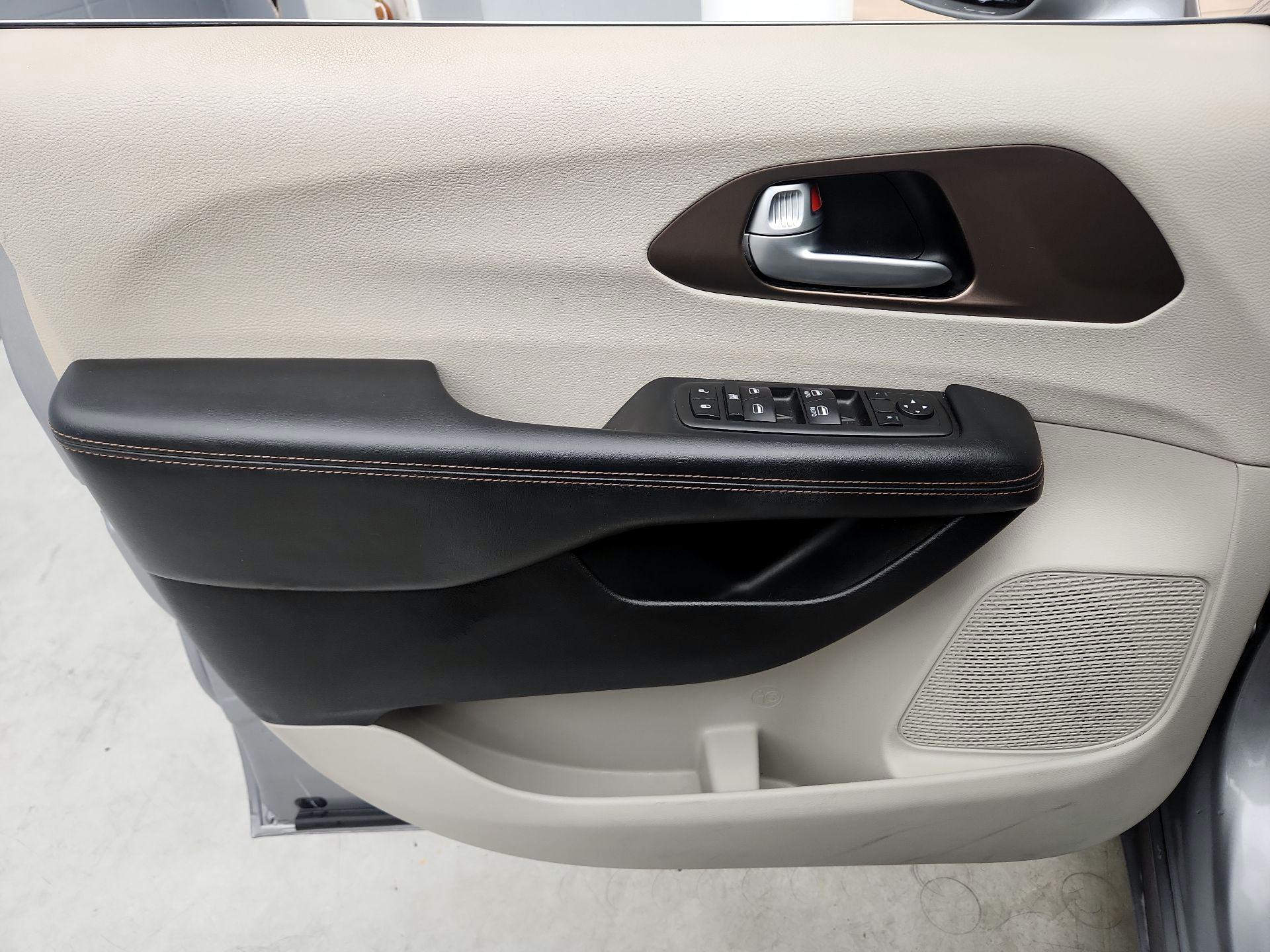 Thumbnail: 2018 Chrysler Pacifica - 12