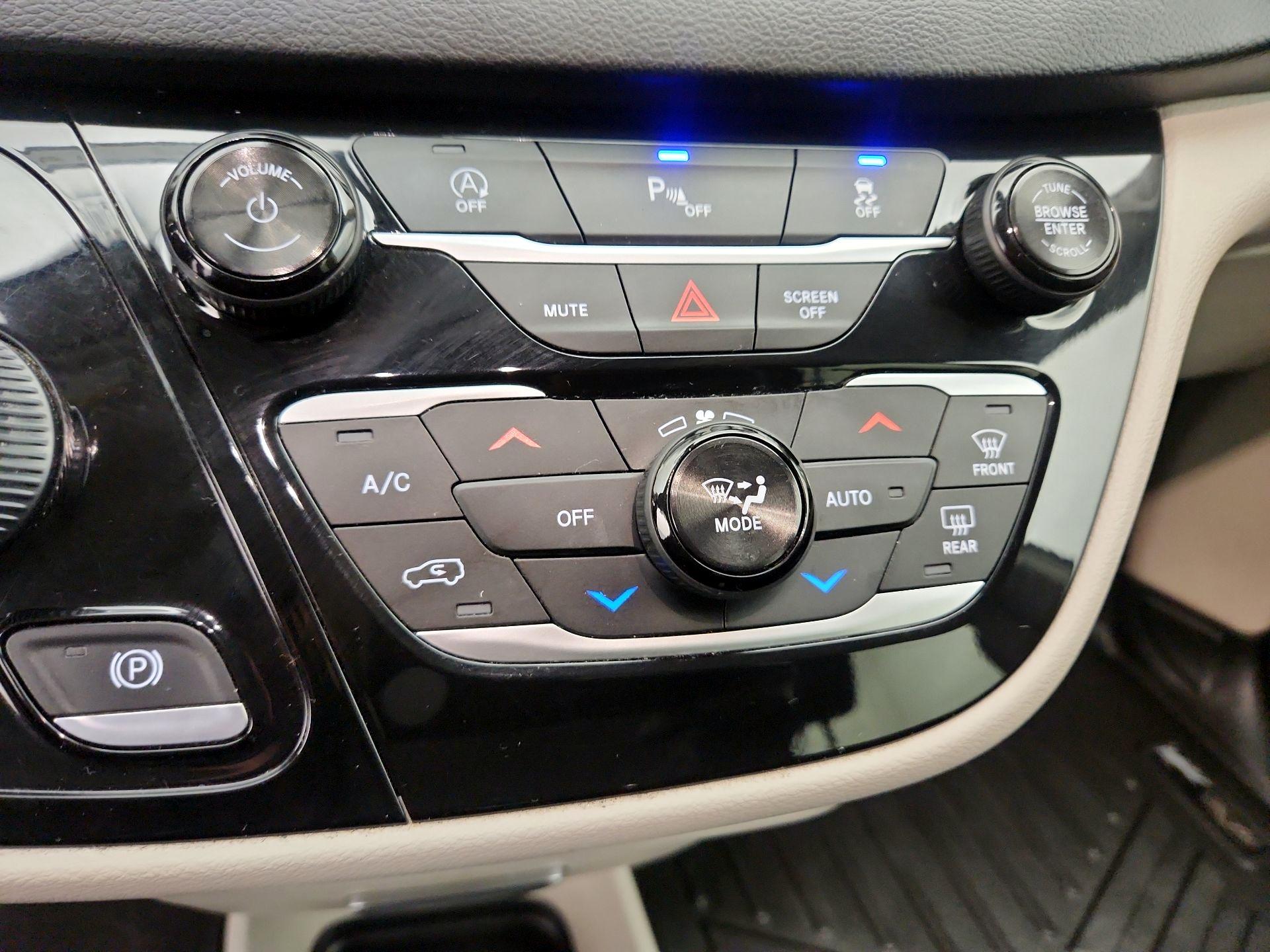 Thumbnail: 2018 Chrysler Pacifica - 16