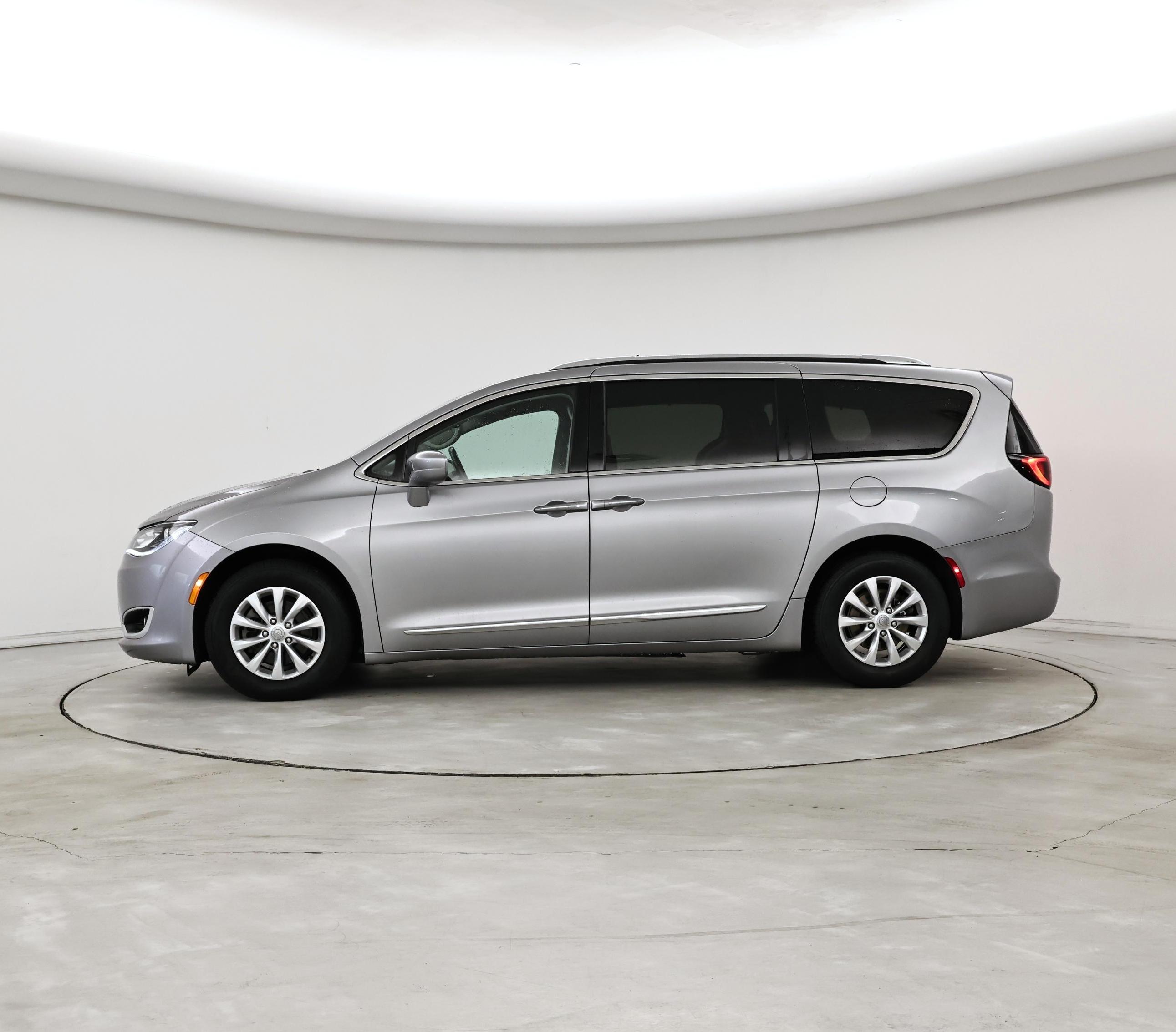 Thumbnail: 2018 Chrysler Pacifica - 3