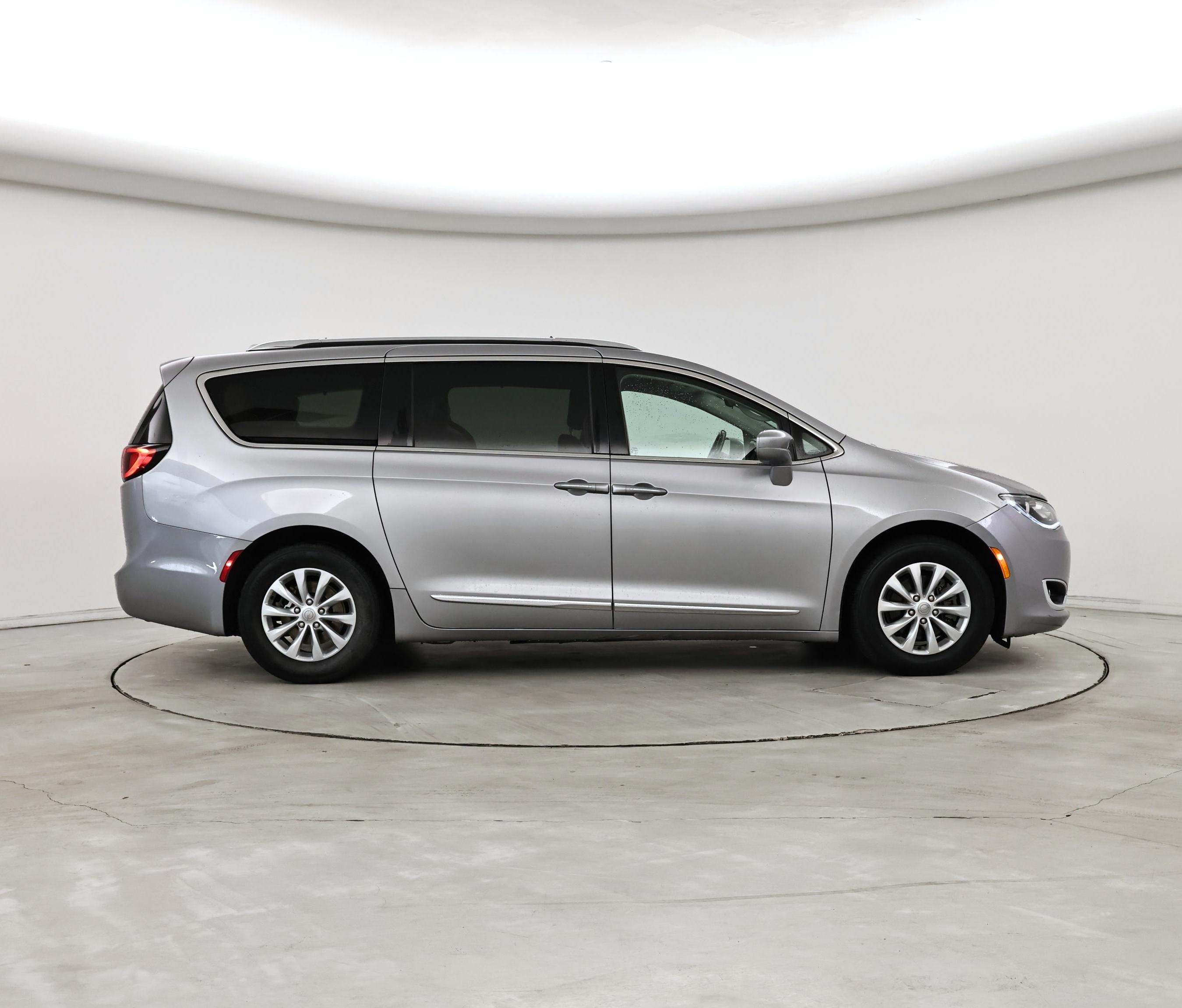 Thumbnail: 2018 Chrysler Pacifica - 7