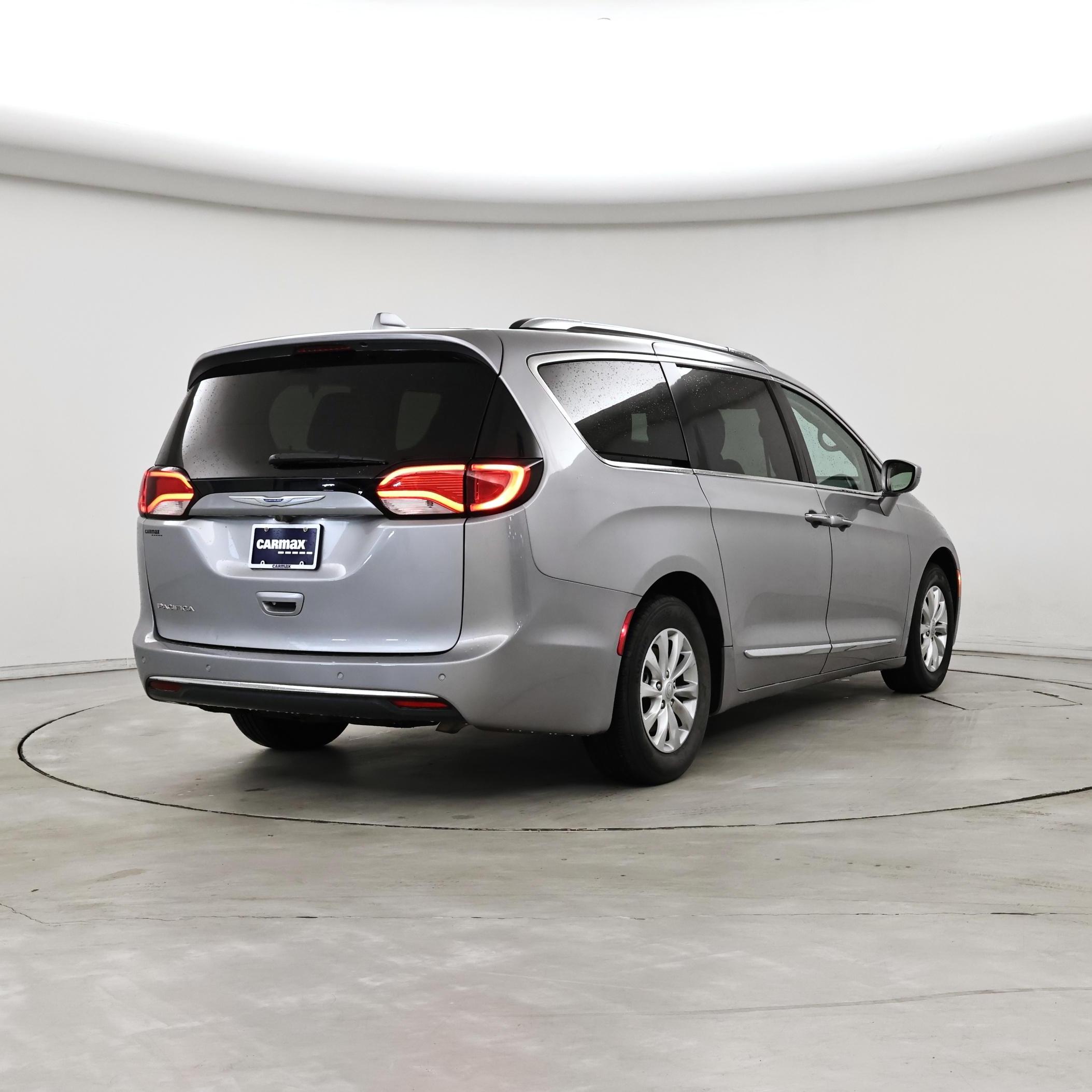 Thumbnail: 2018 Chrysler Pacifica - 8