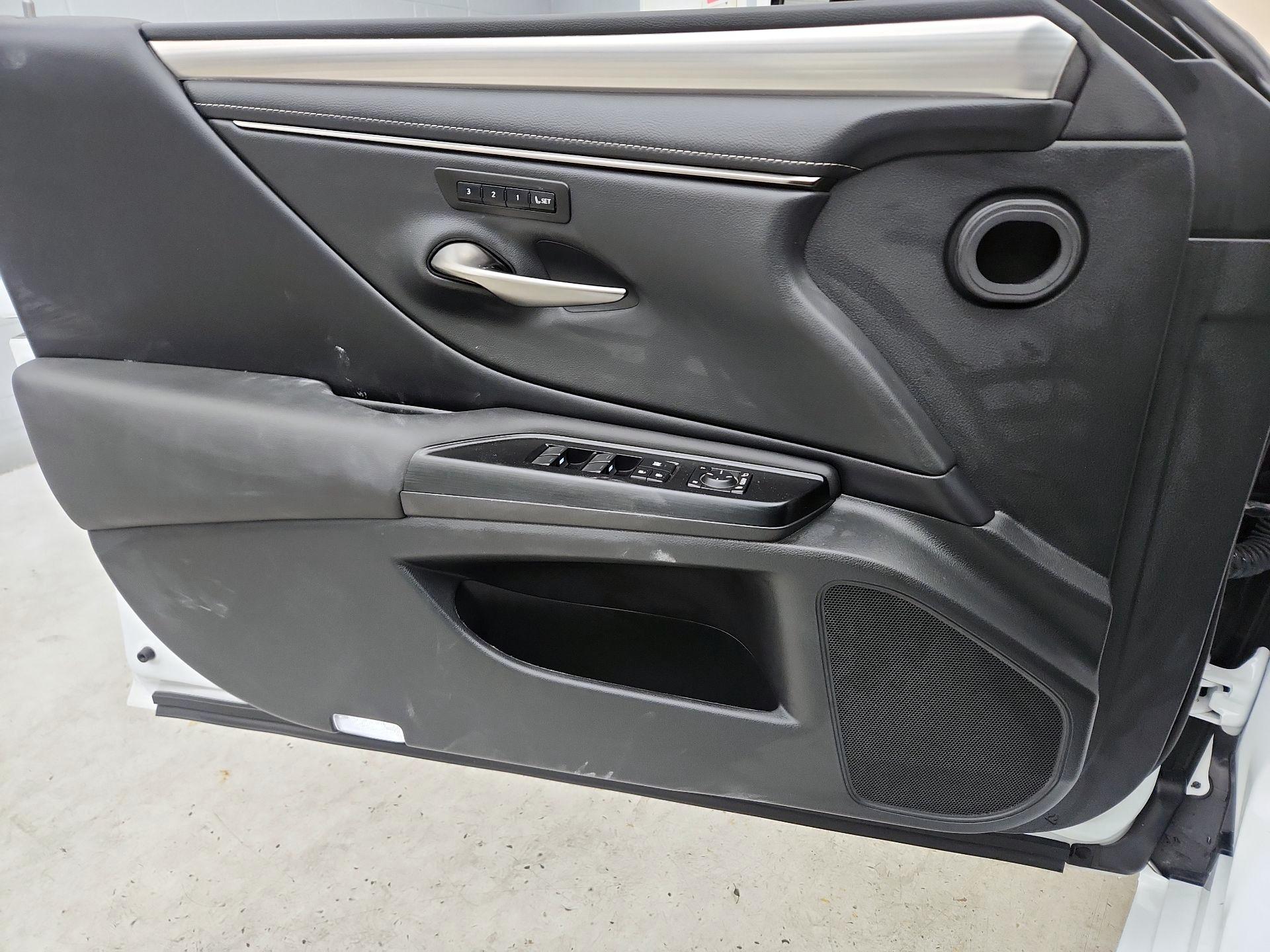 Thumbnail: 2020 Lexus ES - 12