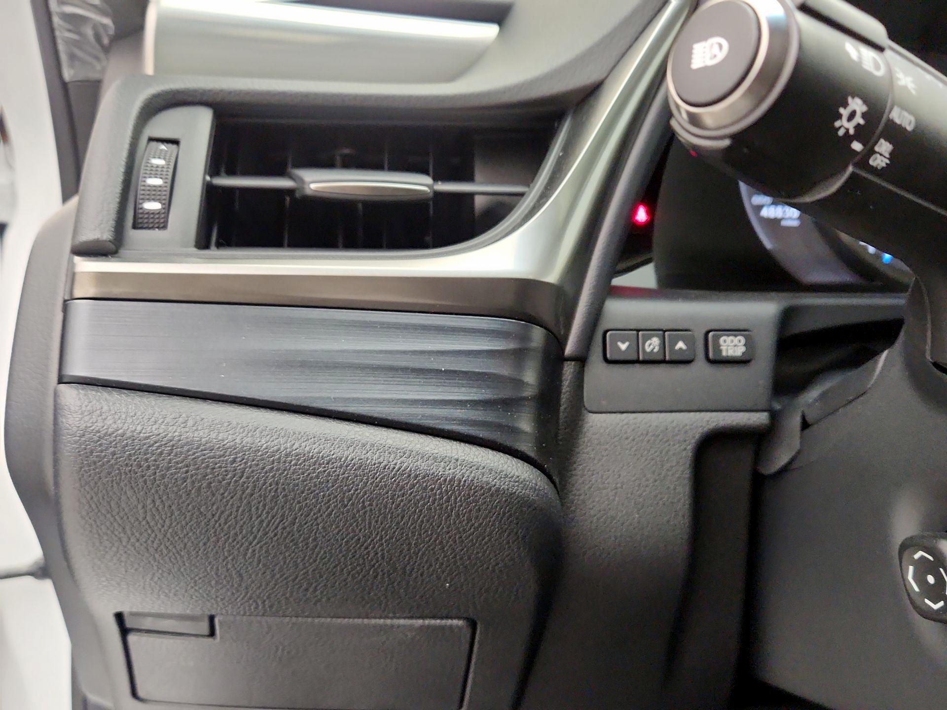 Thumbnail: 2020 Lexus ES - 13