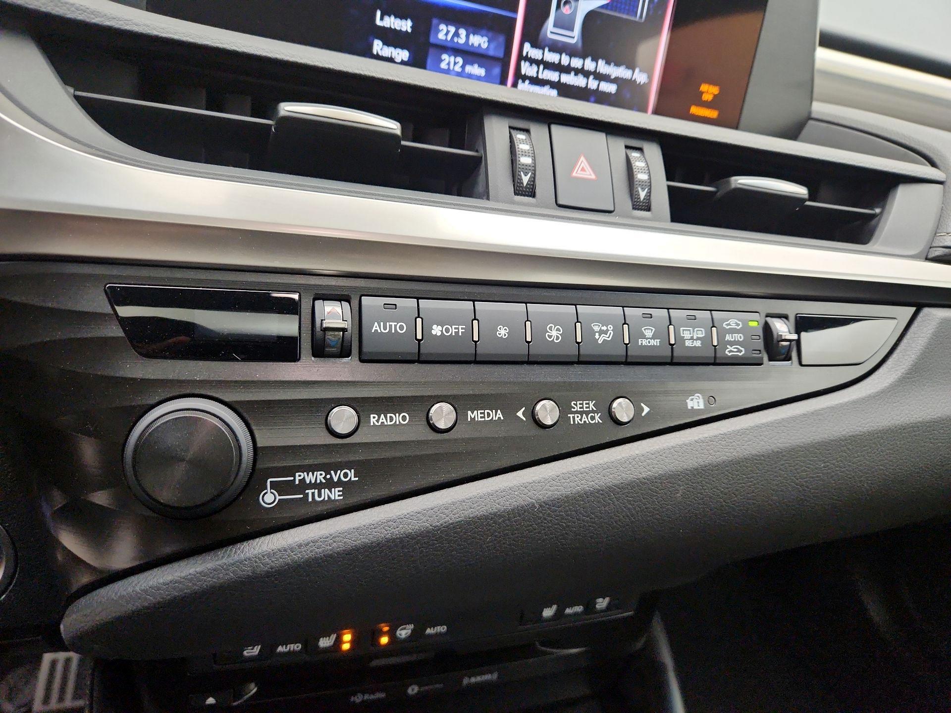 Thumbnail: 2020 Lexus ES - 16