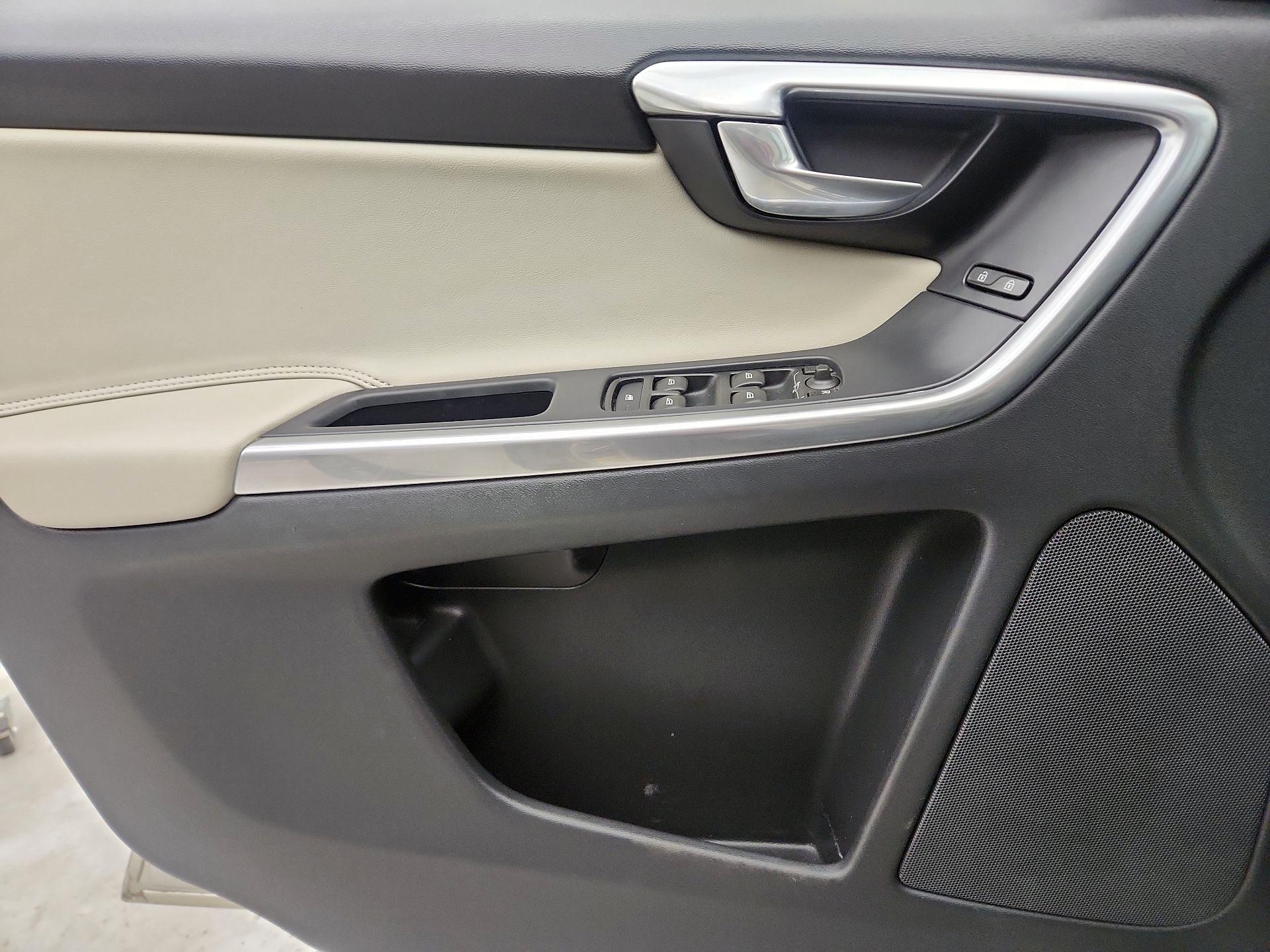 Thumbnail: 2017 Volvo XC60 - 12