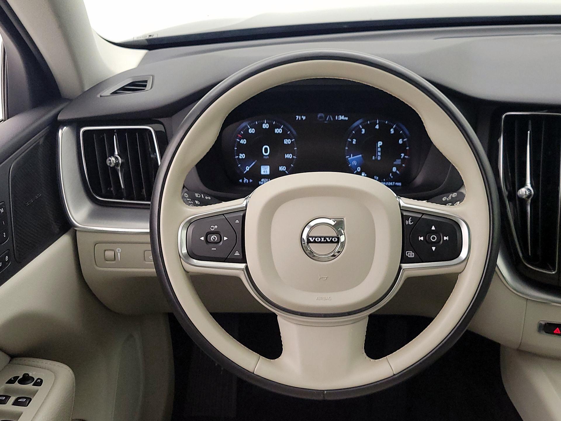 Thumbnail: 2019 Volvo XC60 - 10