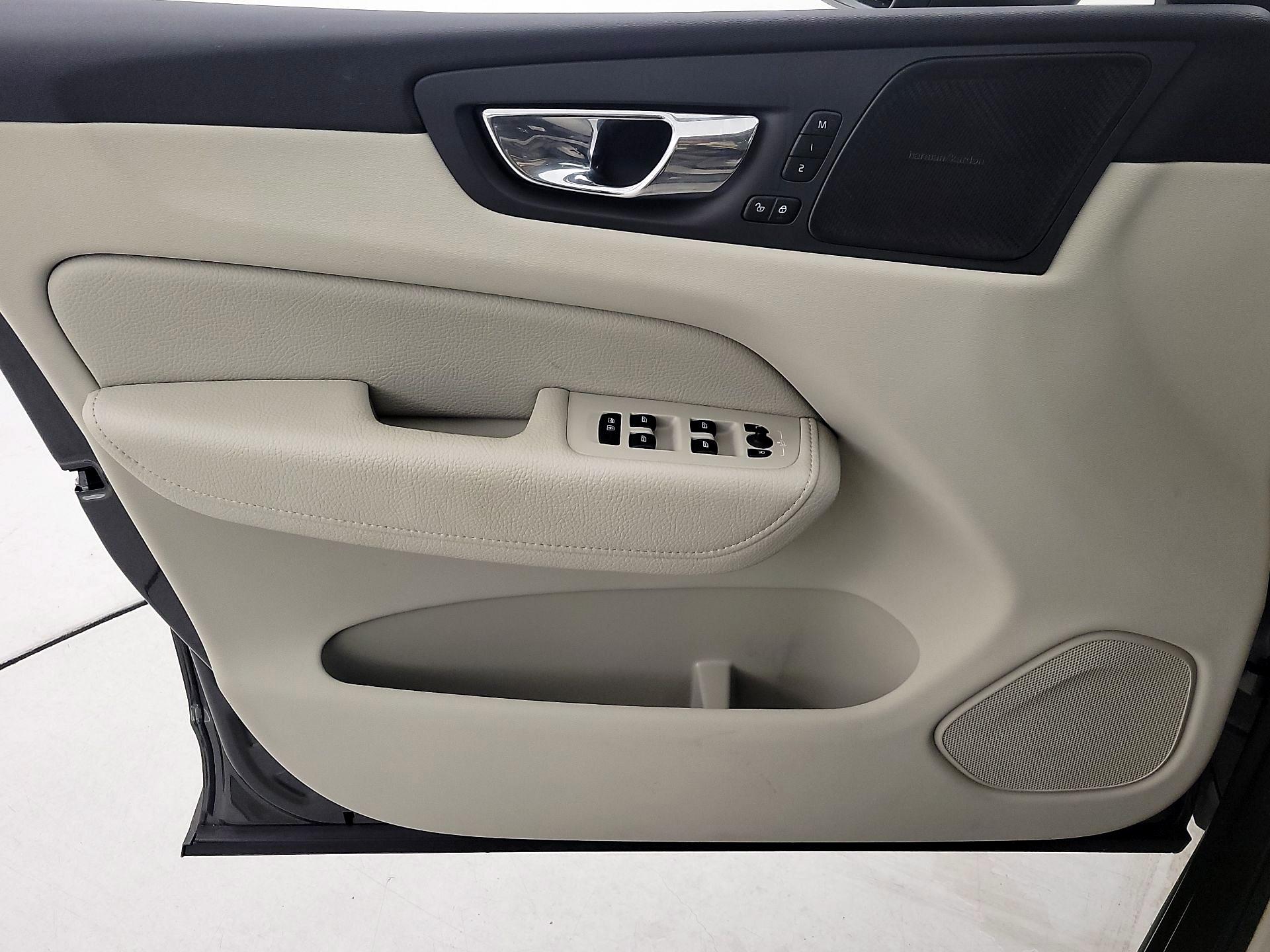 Thumbnail: 2019 Volvo XC60 - 12