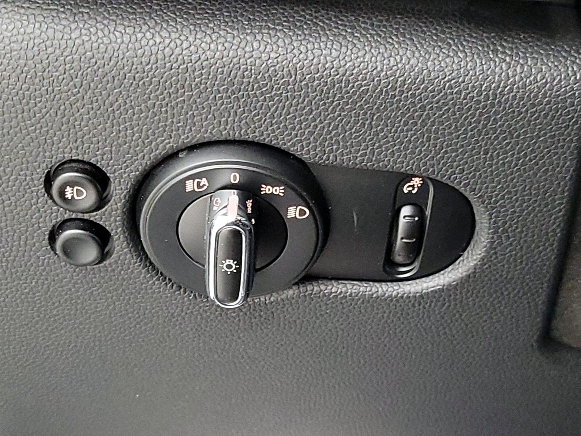 Thumbnail: 2015 MINI Cooper Hardtop - 13