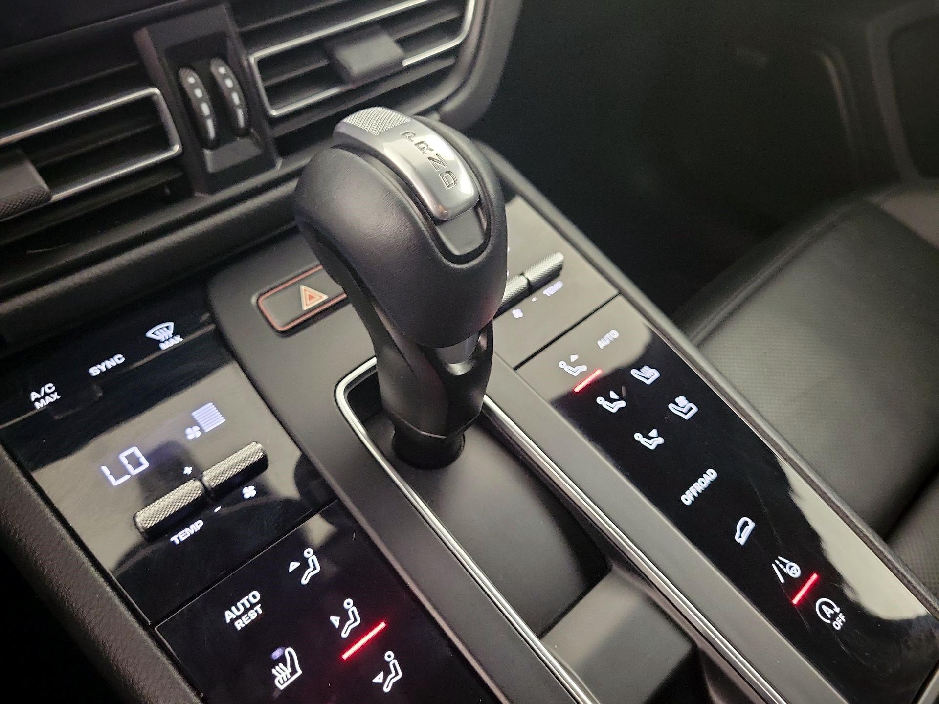 Thumbnail: 2022 Porsche Macan - 16
