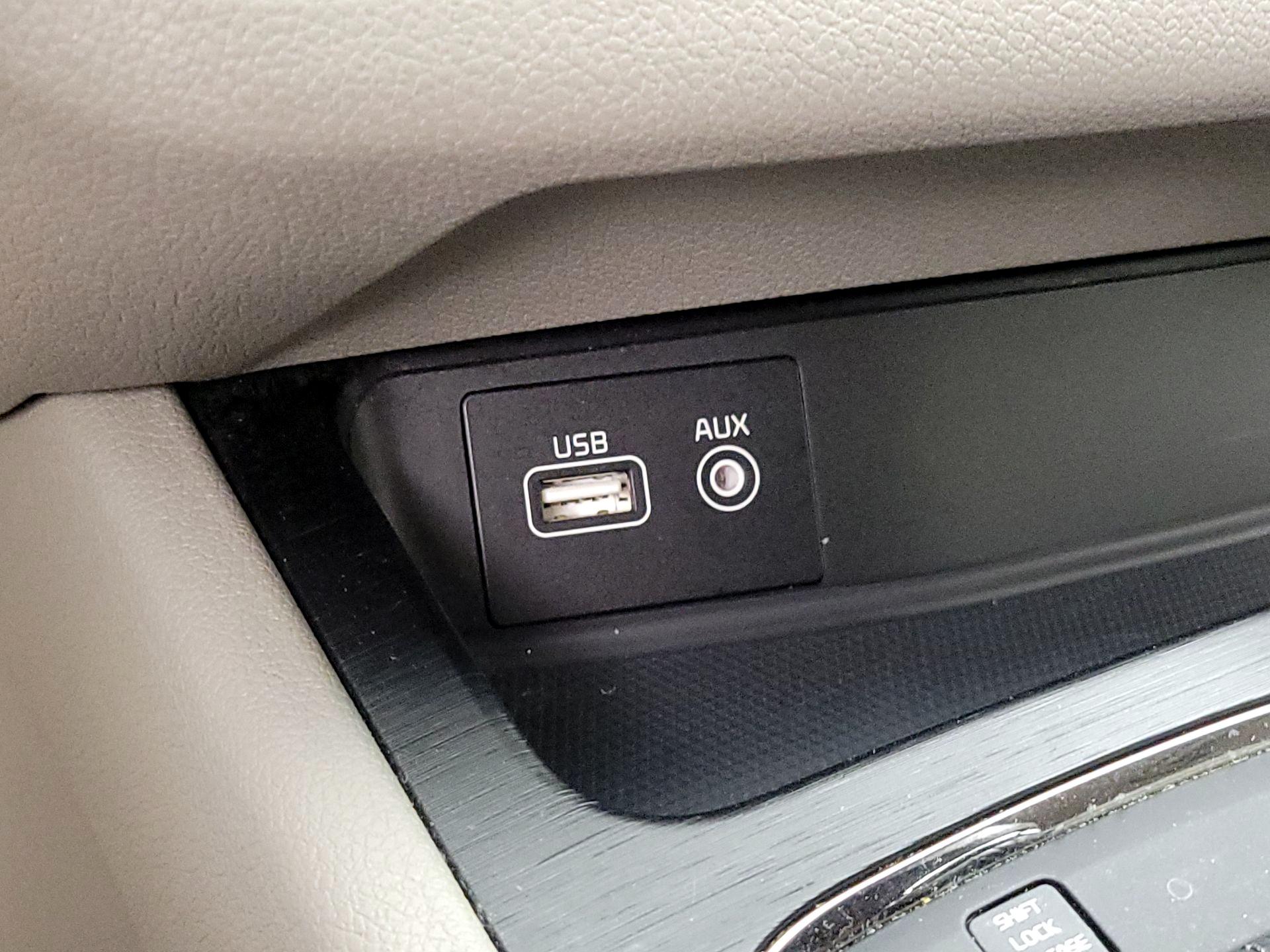 Thumbnail: 2016 Kia Sedona - 18