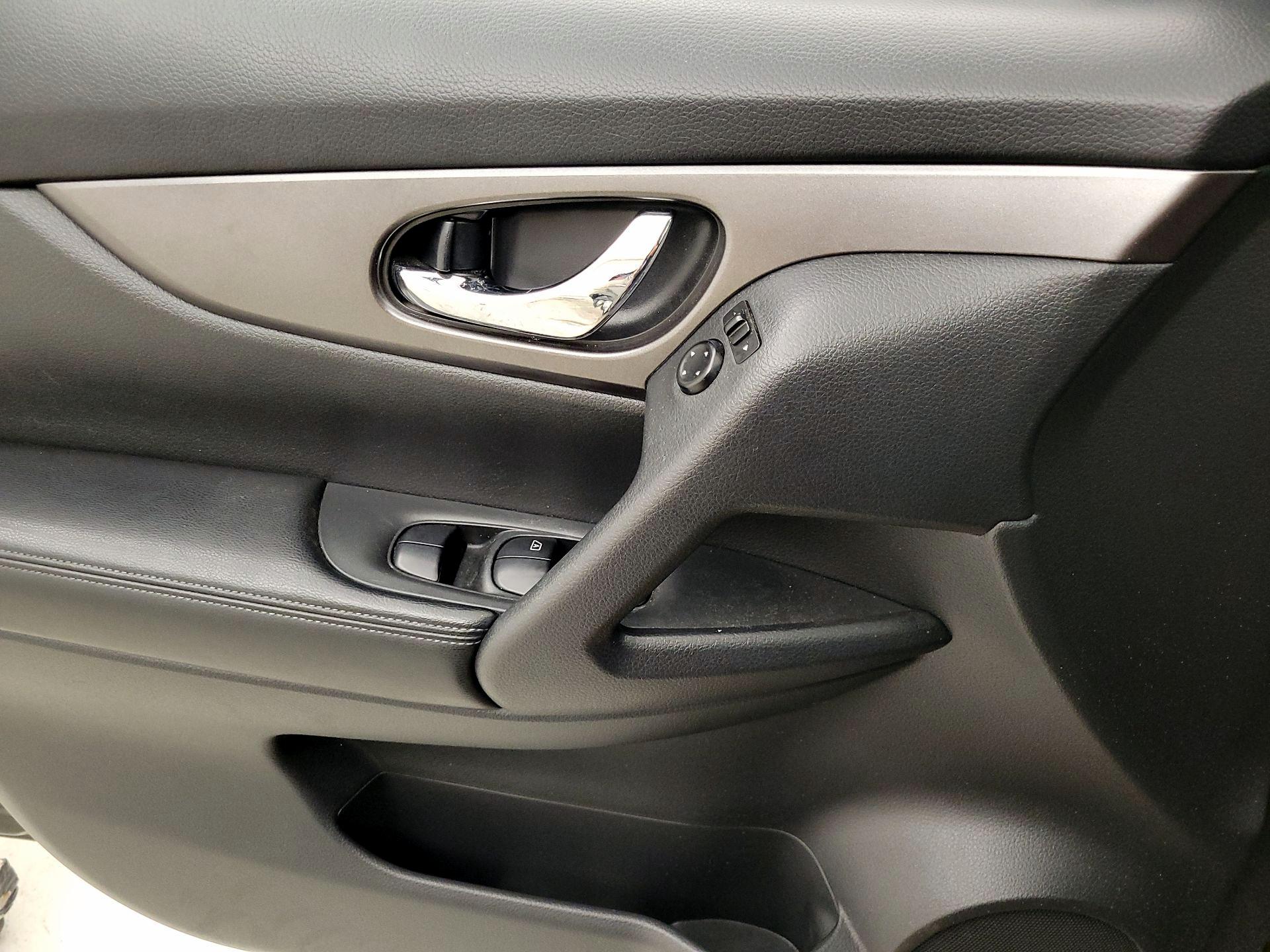 Thumbnail: 2016 Nissan Rogue - 12