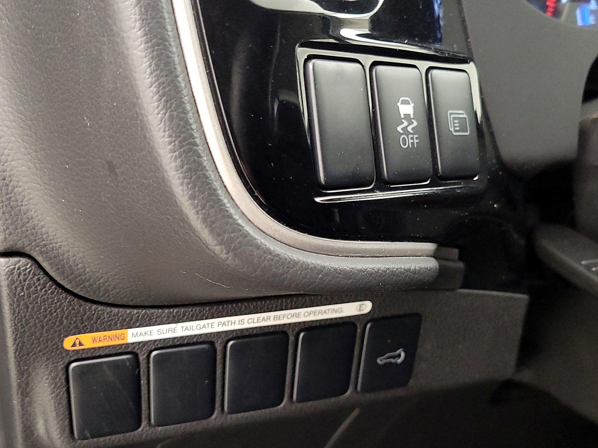 Thumbnail: 2016 Mitsubishi Outlander - 11