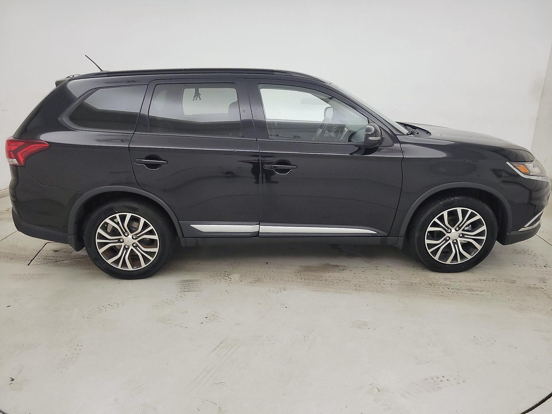 Thumbnail: 2016 Mitsubishi Outlander - 4