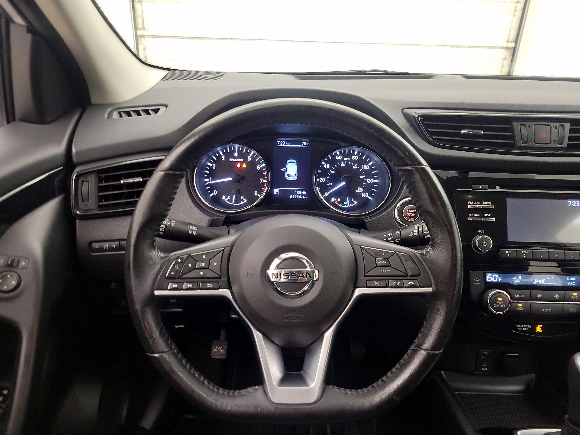 Thumbnail: 2017 Nissan Rogue Sport - 10