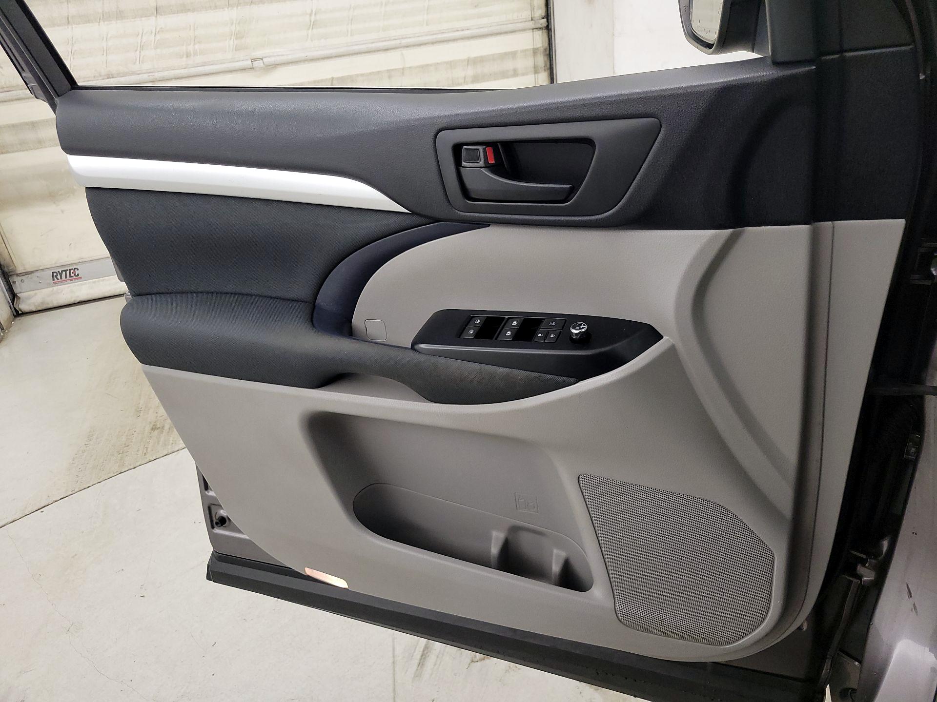 Thumbnail: 2014 Toyota Highlander - 12