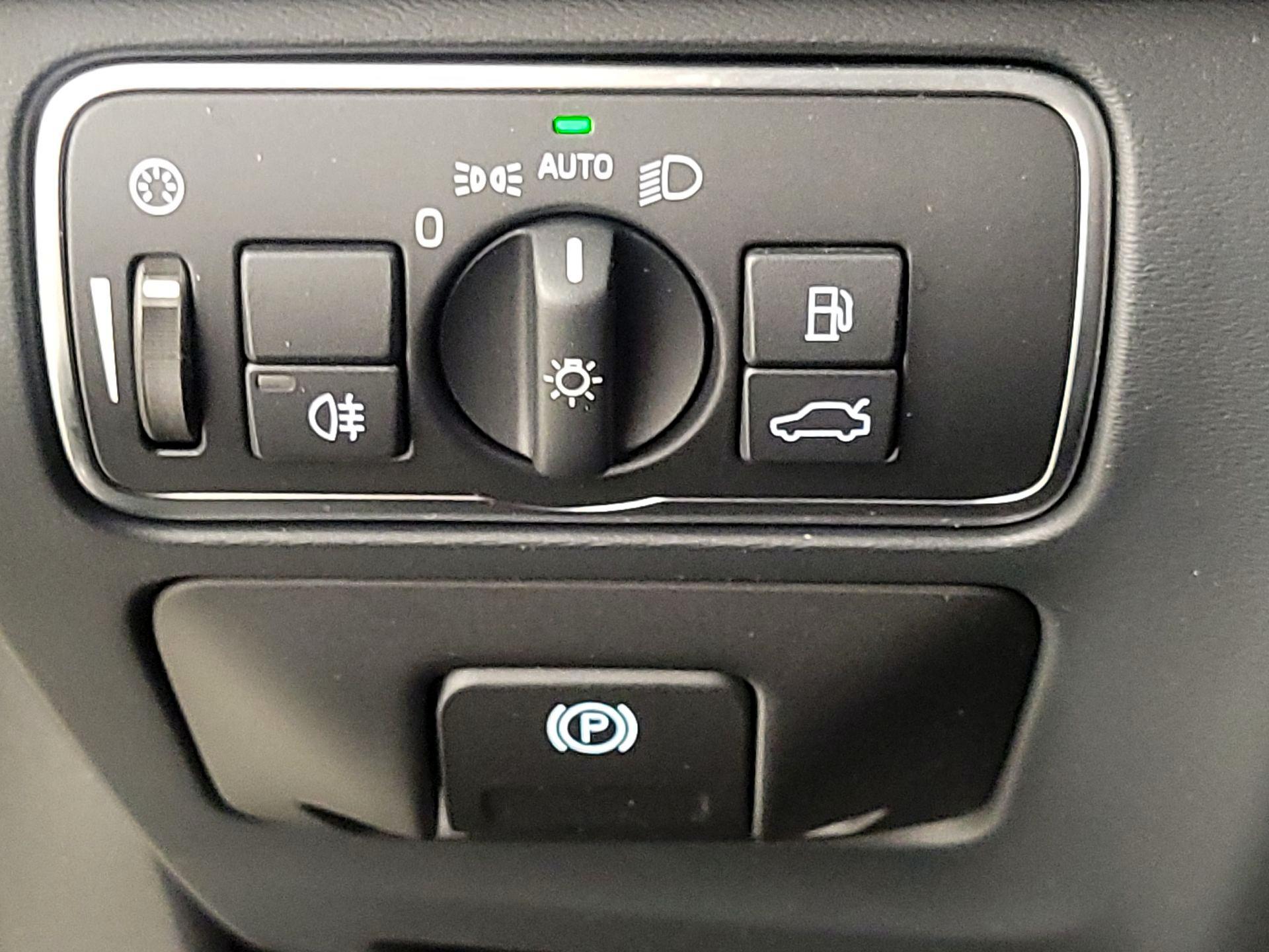 Thumbnail: 2015 Volvo XC60 - 13