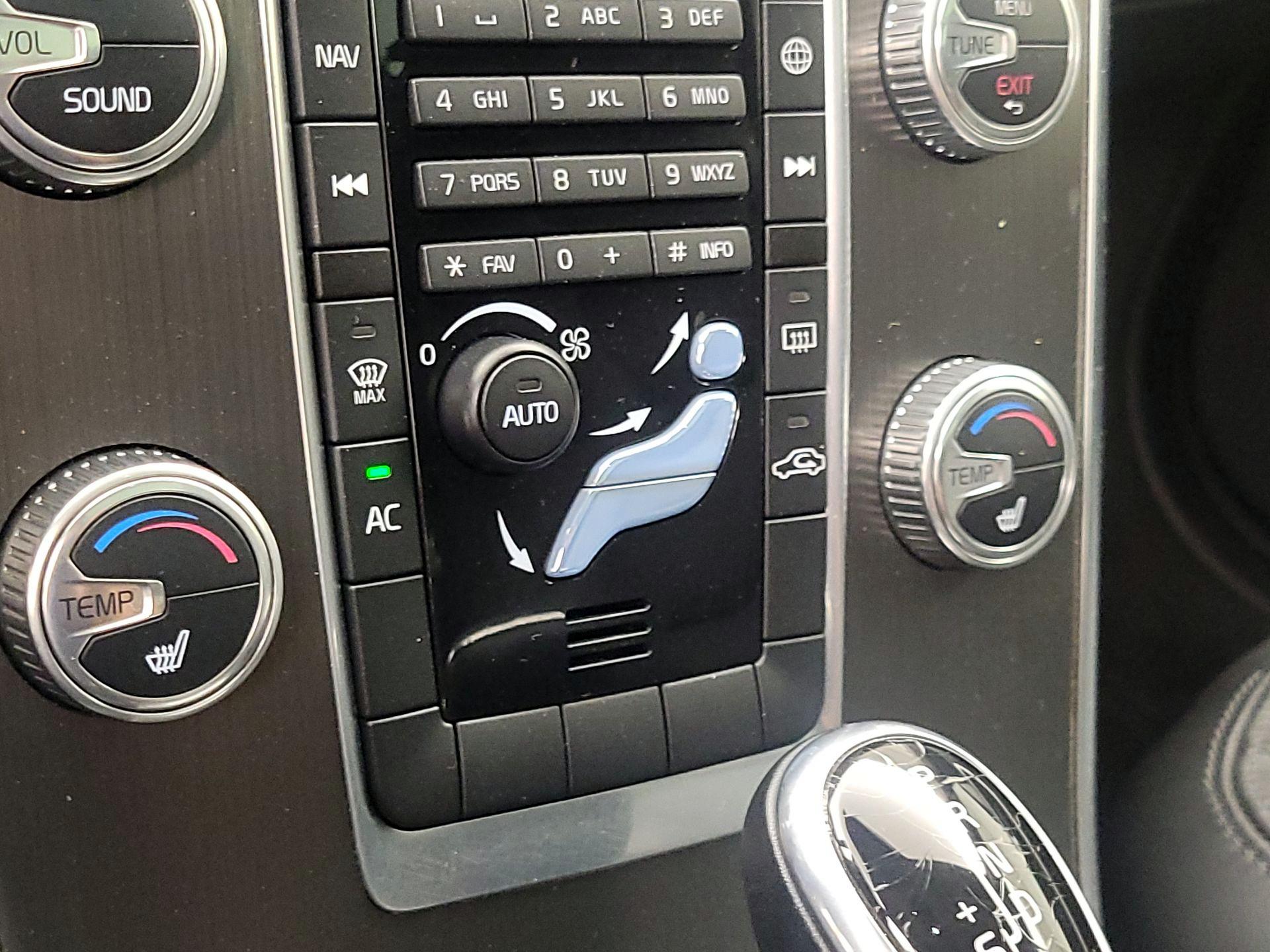 Thumbnail: 2015 Volvo XC60 - 15