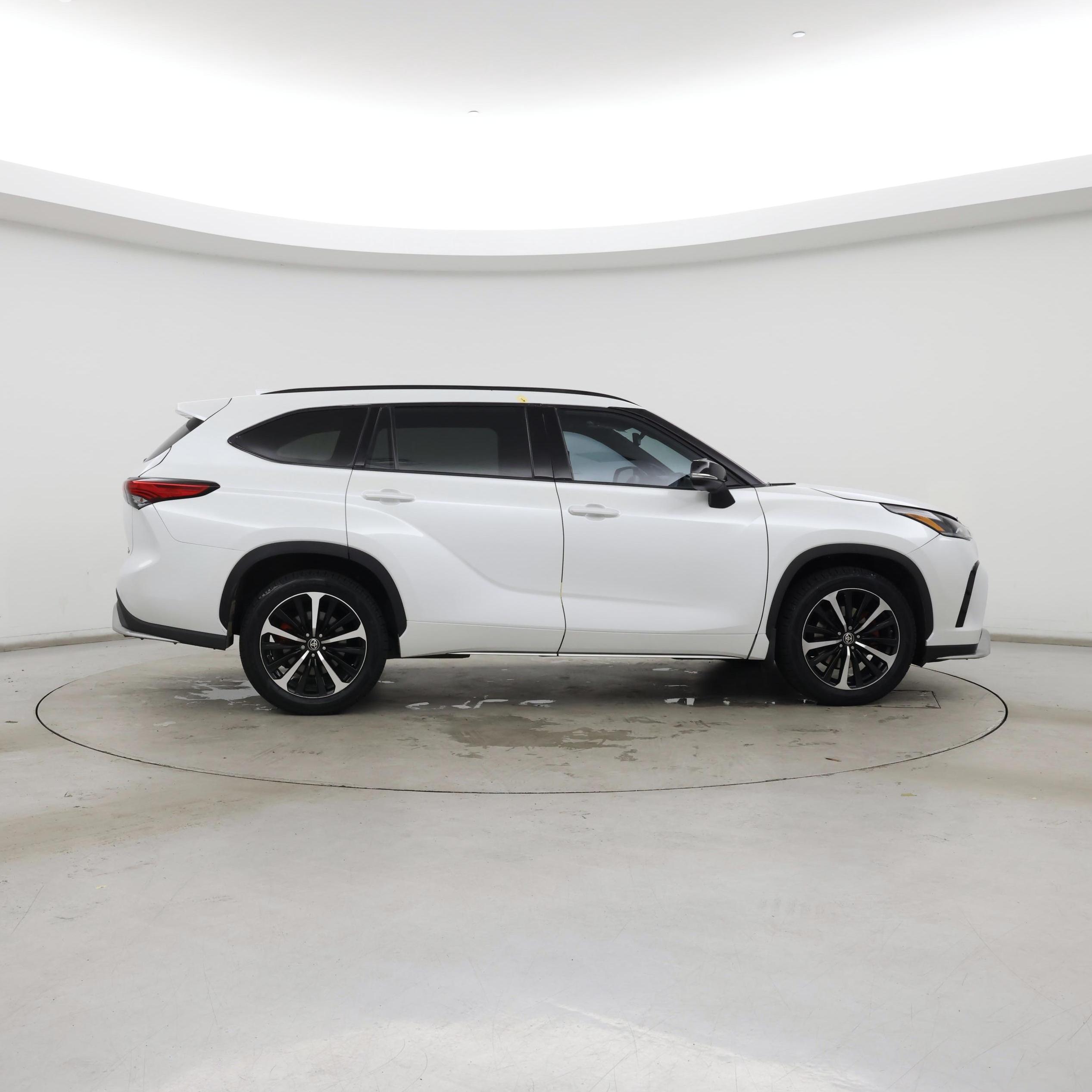 Thumbnail: 2022 Toyota Highlander - 7