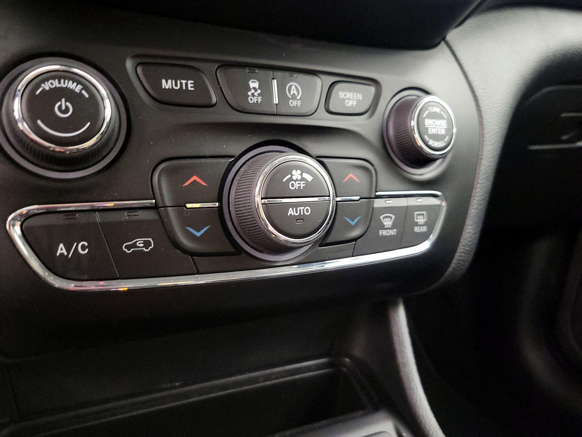 Thumbnail: 2019 Jeep Cherokee - 17