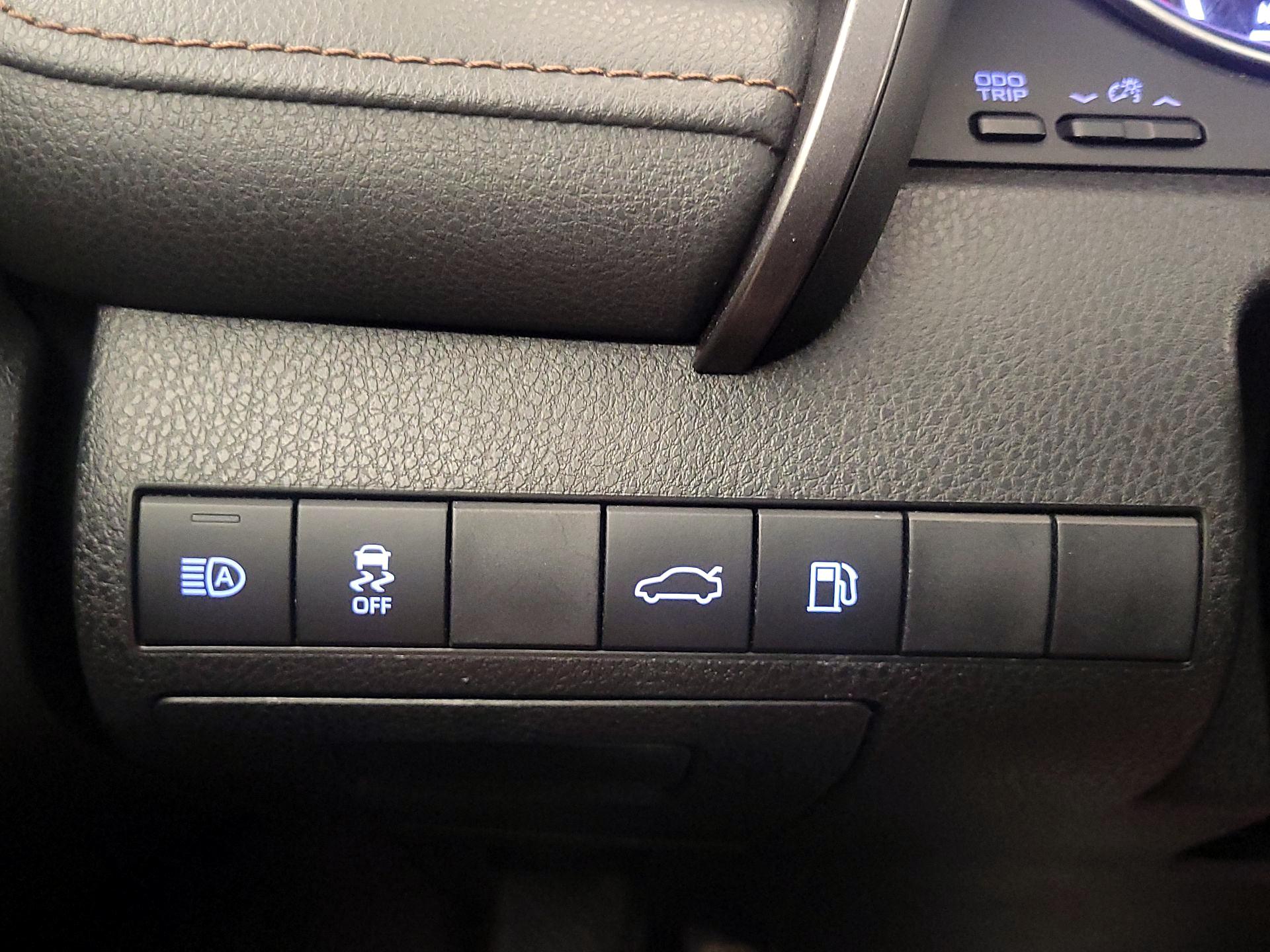 Thumbnail: 2018 Toyota Camry - 13