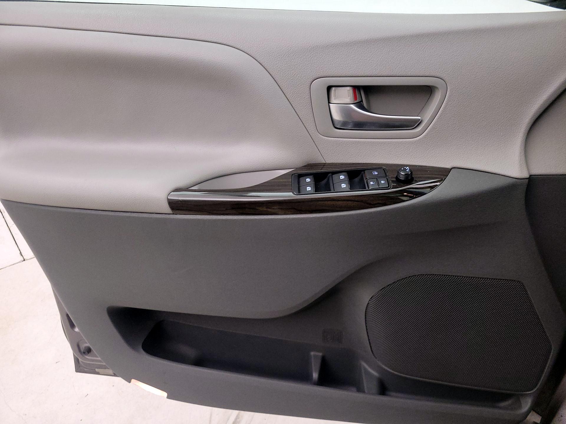 Thumbnail: 2015 Toyota Sienna - 12