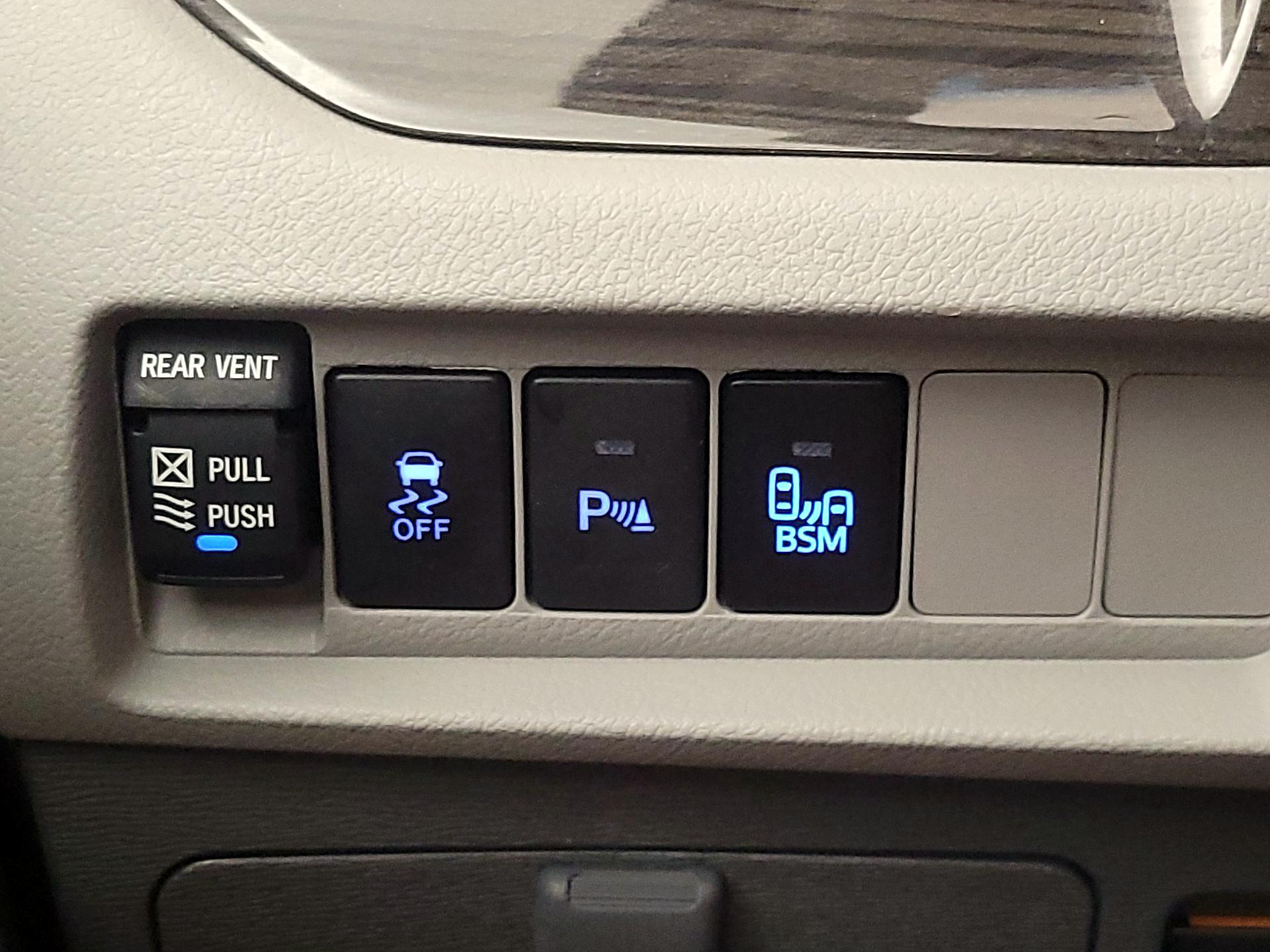 Thumbnail: 2015 Toyota Sienna - 13