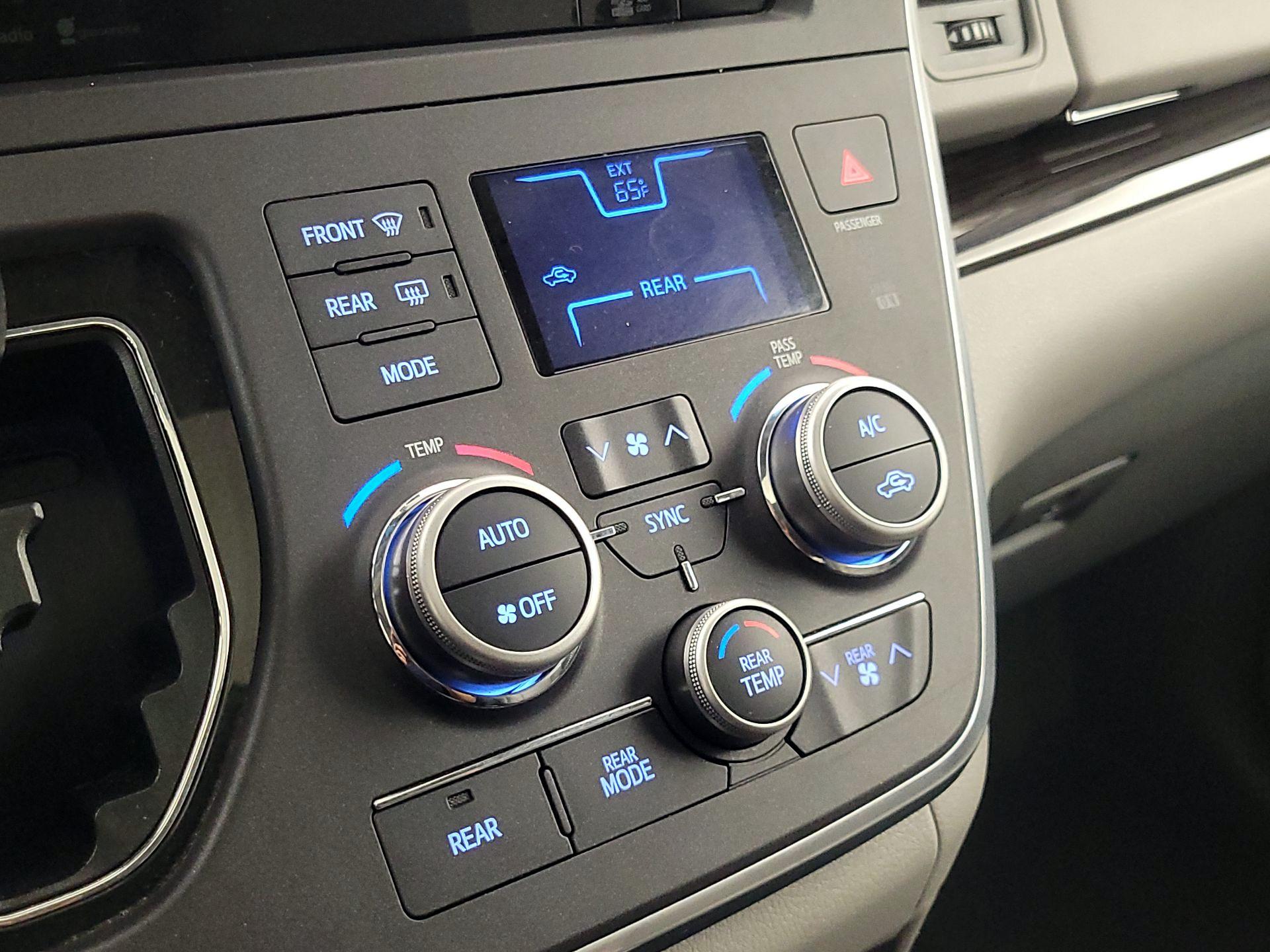 Thumbnail: 2015 Toyota Sienna - 16