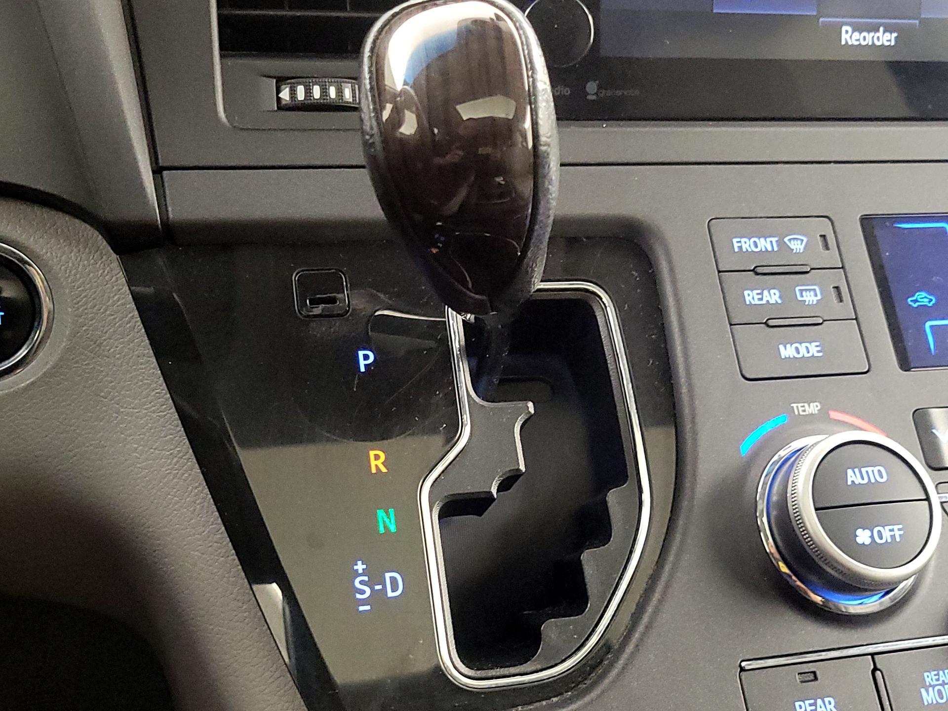 Thumbnail: 2015 Toyota Sienna - 17