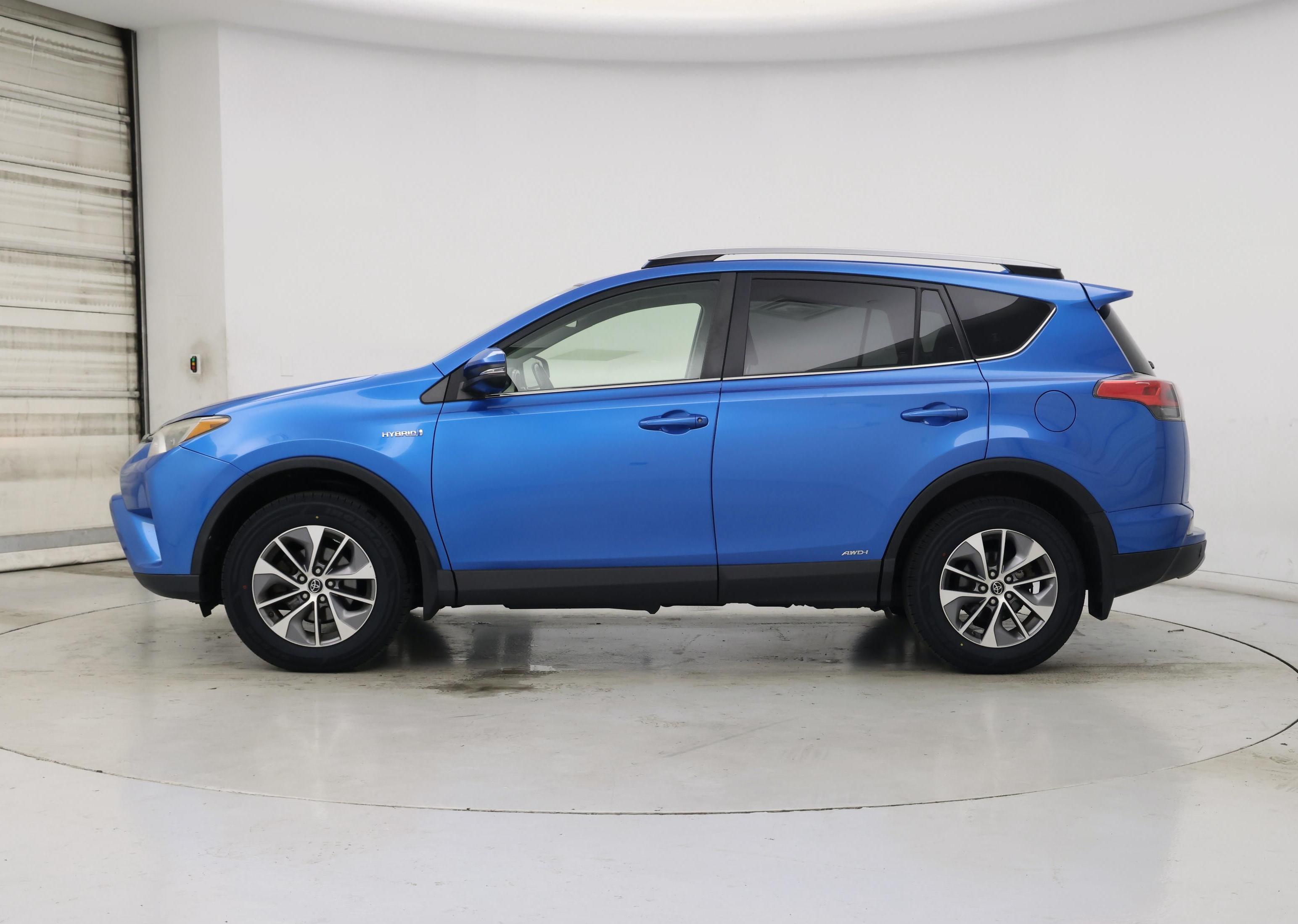 Thumbnail: 2017 Toyota RAV4 - 3