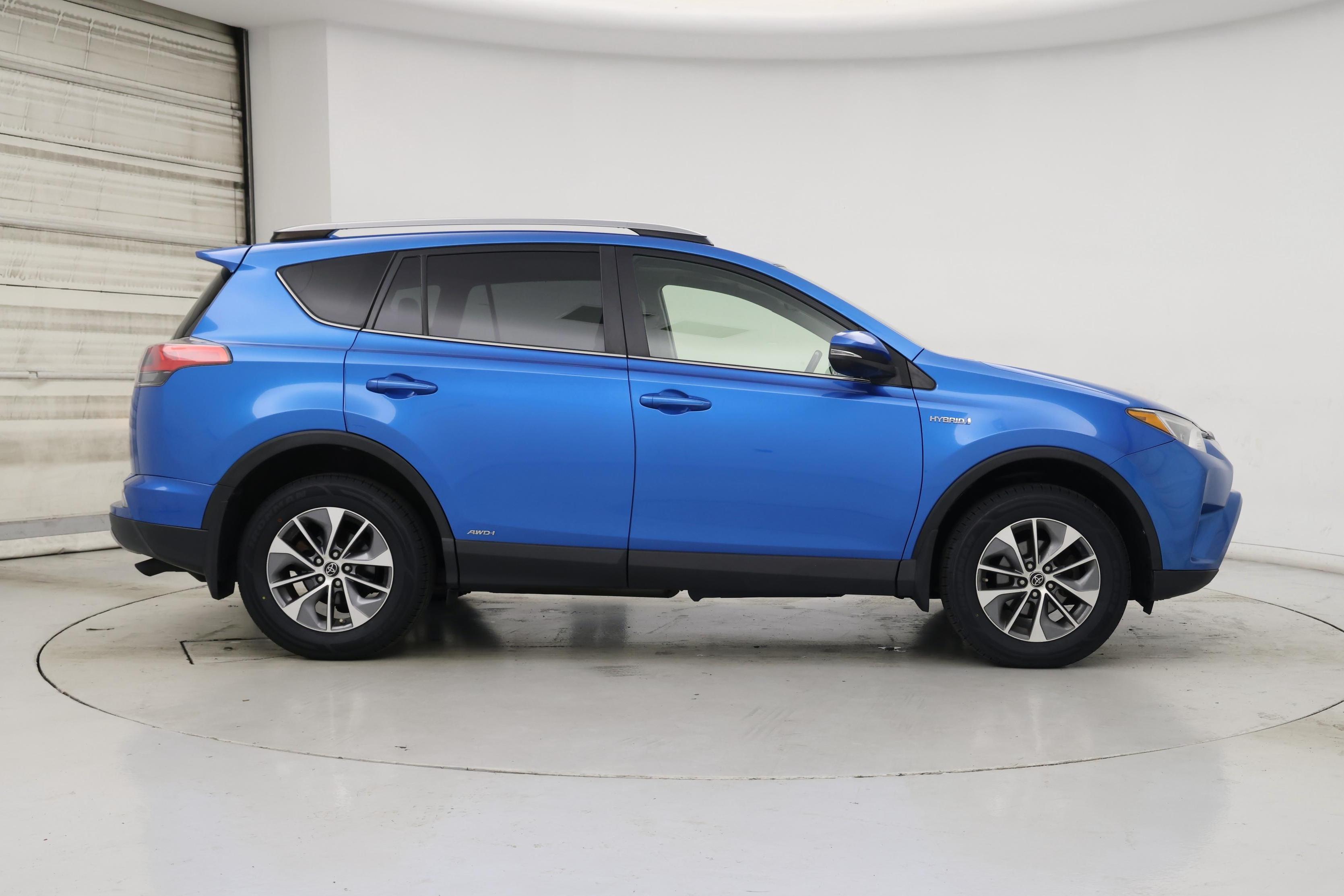 Thumbnail: 2017 Toyota RAV4 - 7