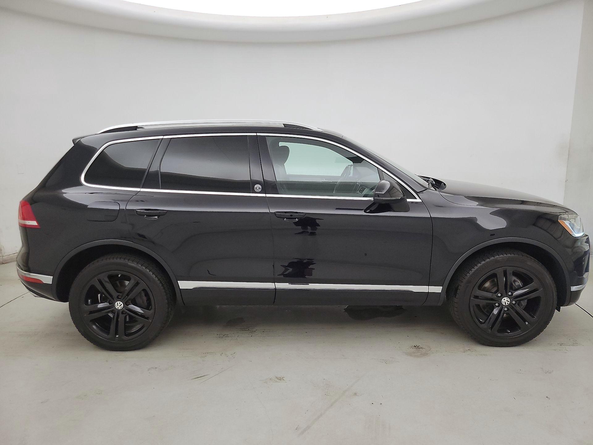 Thumbnail: 2017 Volkswagen Touareg - 4